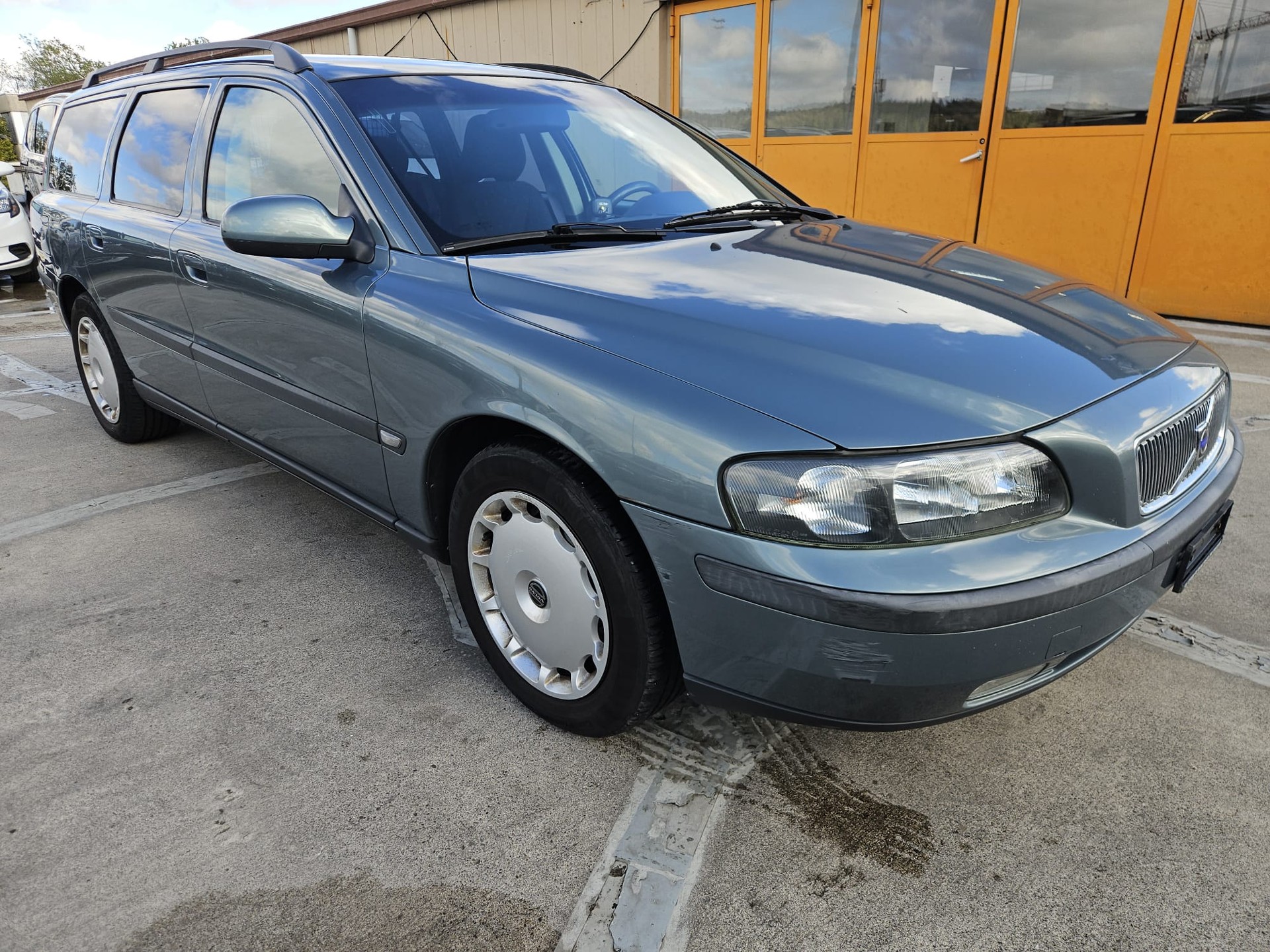 VOLVO V70 2.0T-image-5