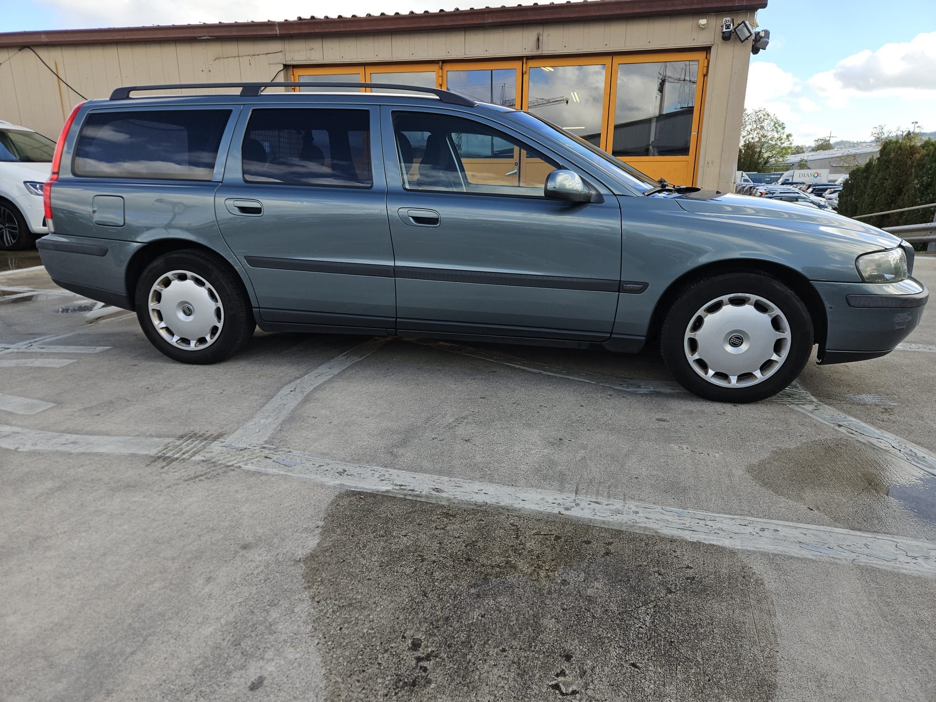 VOLVO V70 2.0T-image-4