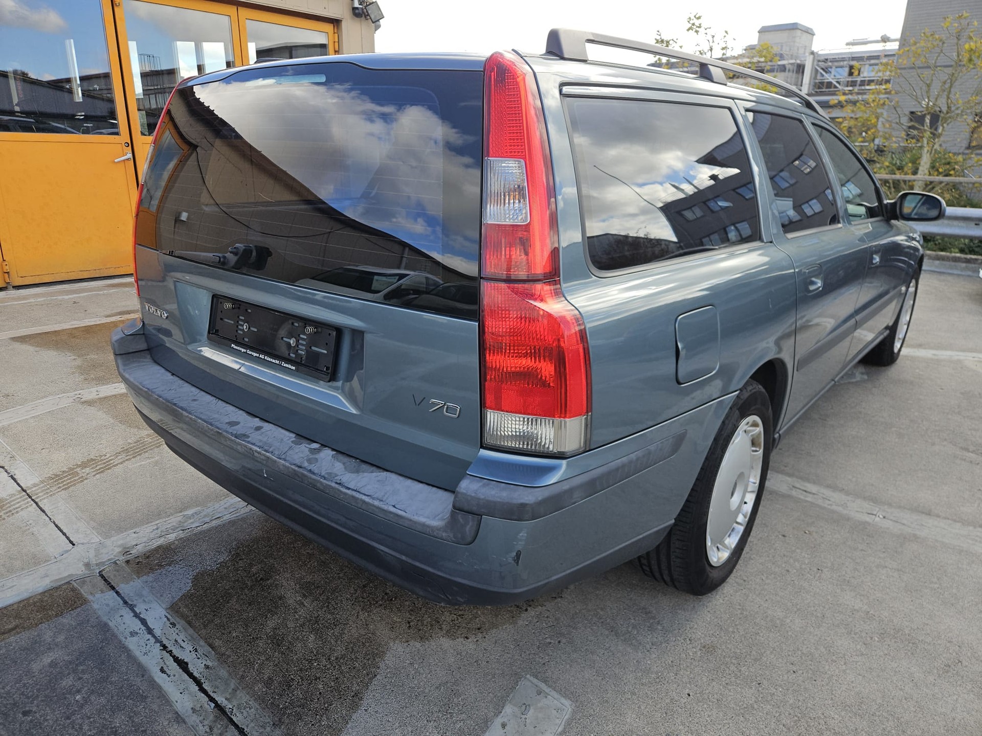 VOLVO V70 2.0T-image-2