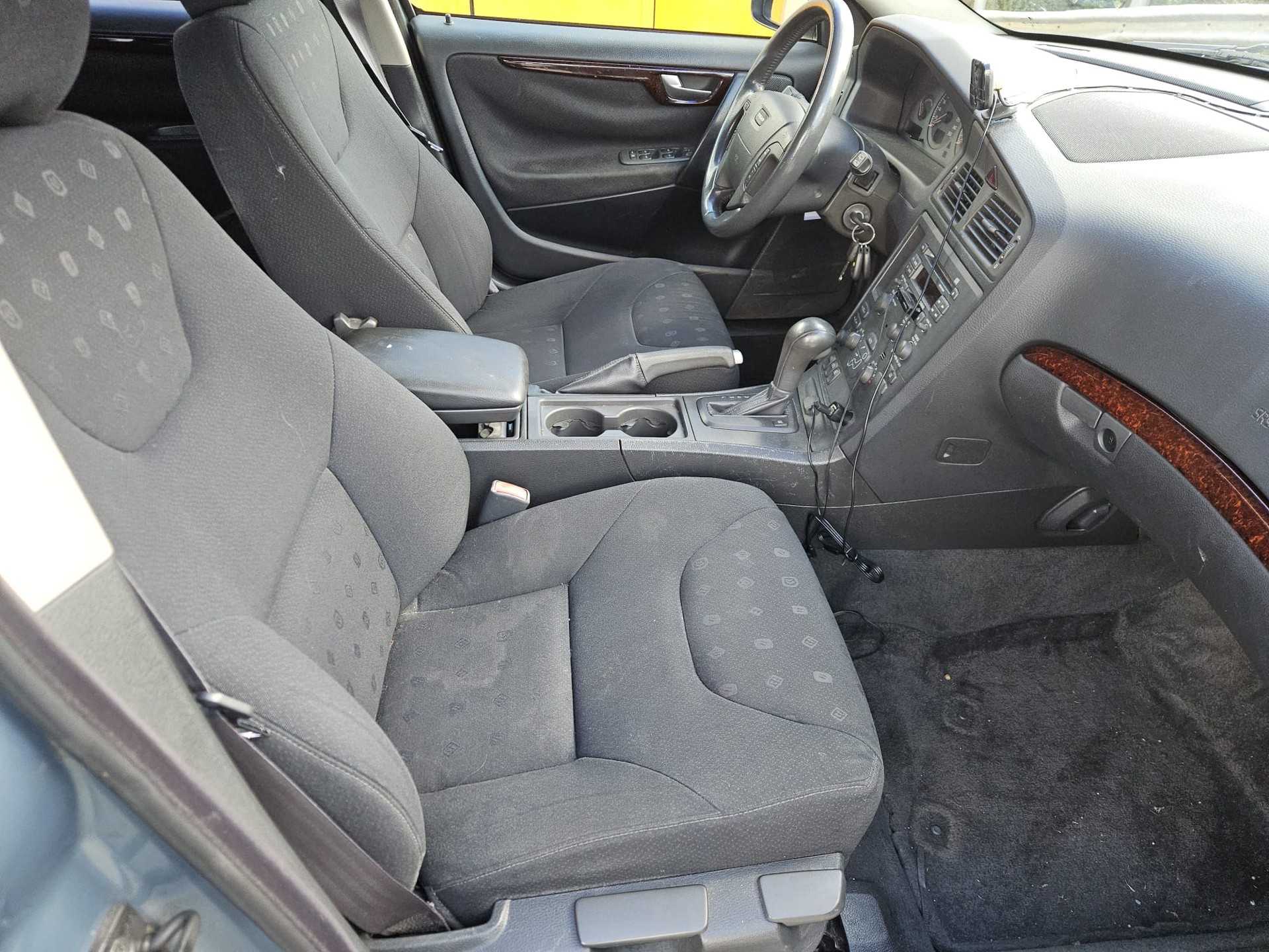 VOLVO V70 2.0T-image-6