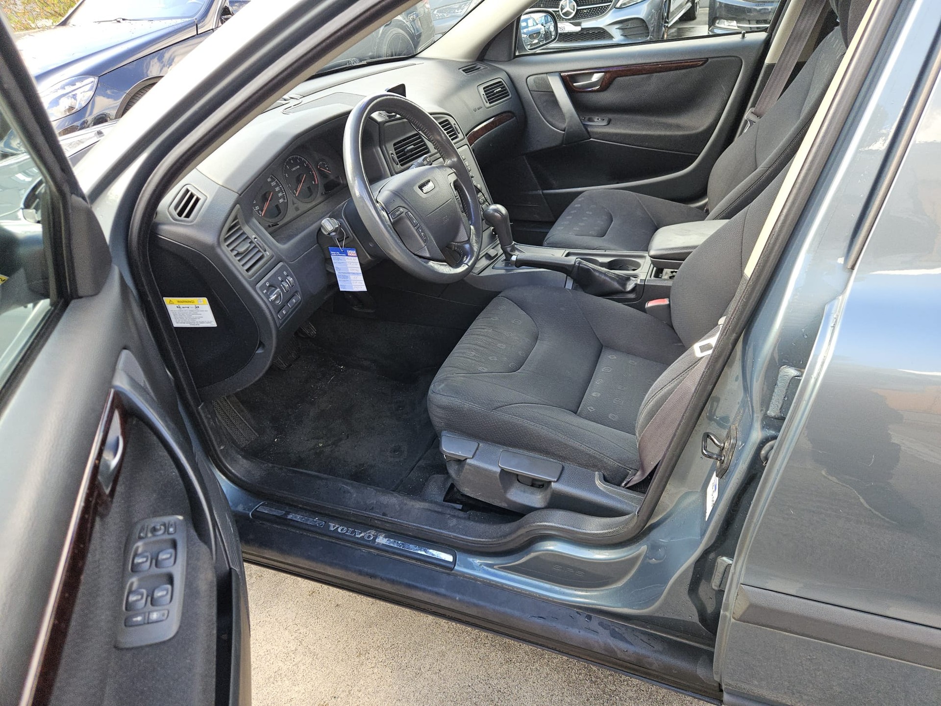 VOLVO V70 2.0T-image-10