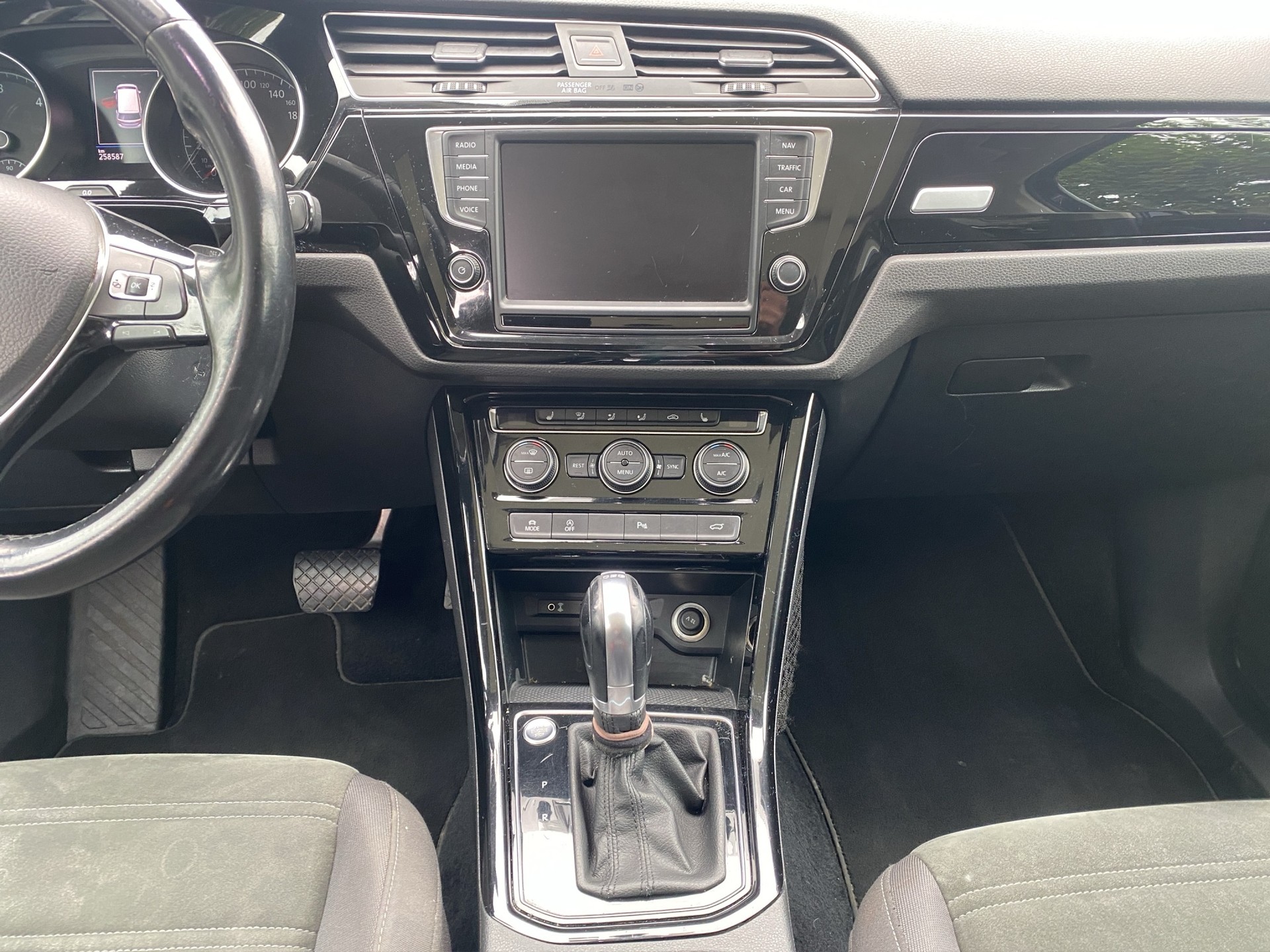 VW Touran 2.0 TDI BlueMotion Technology Highline DSG-image-11