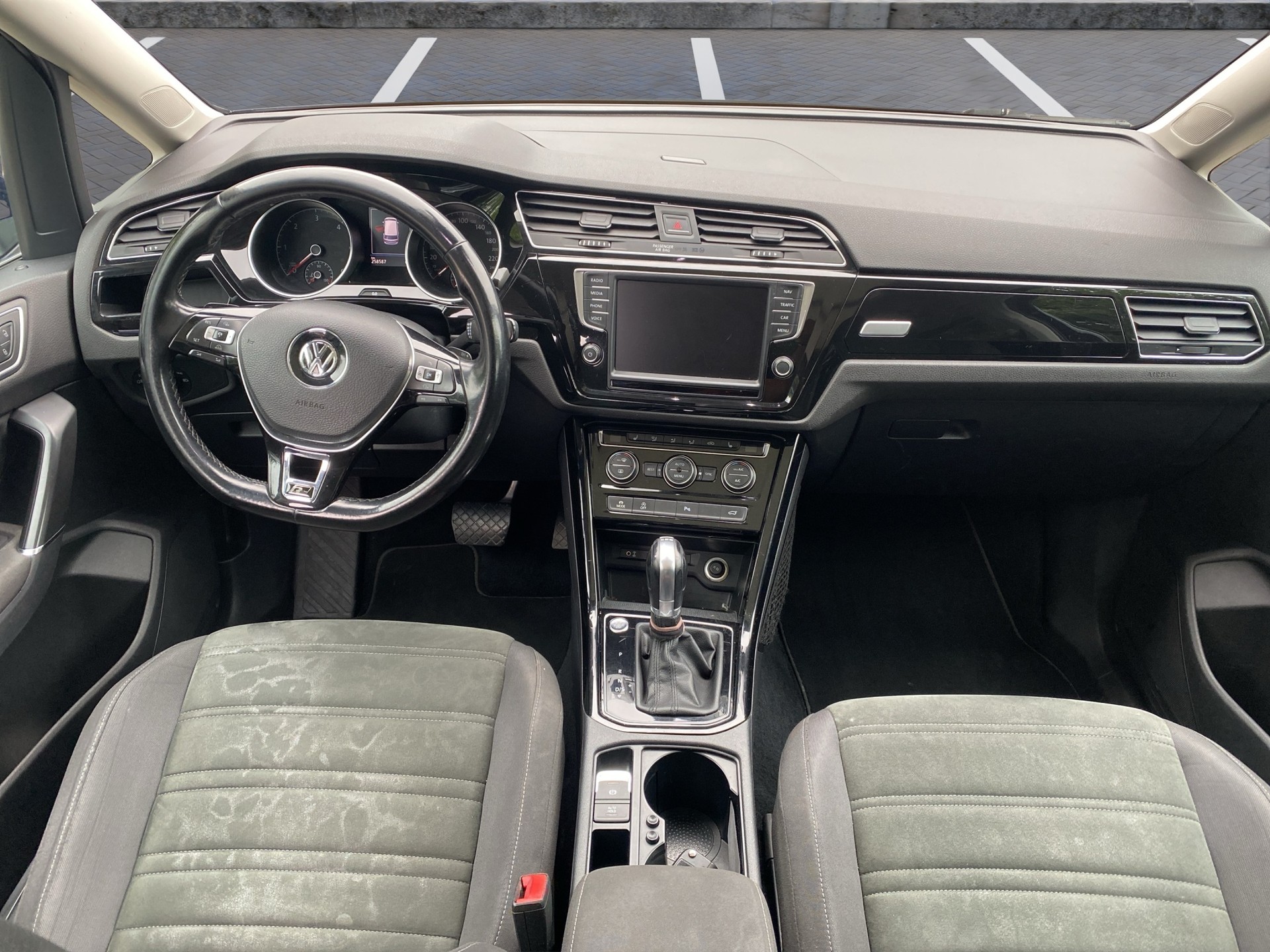 VW Touran 2.0 TDI BlueMotion Technology Highline DSG-image-10