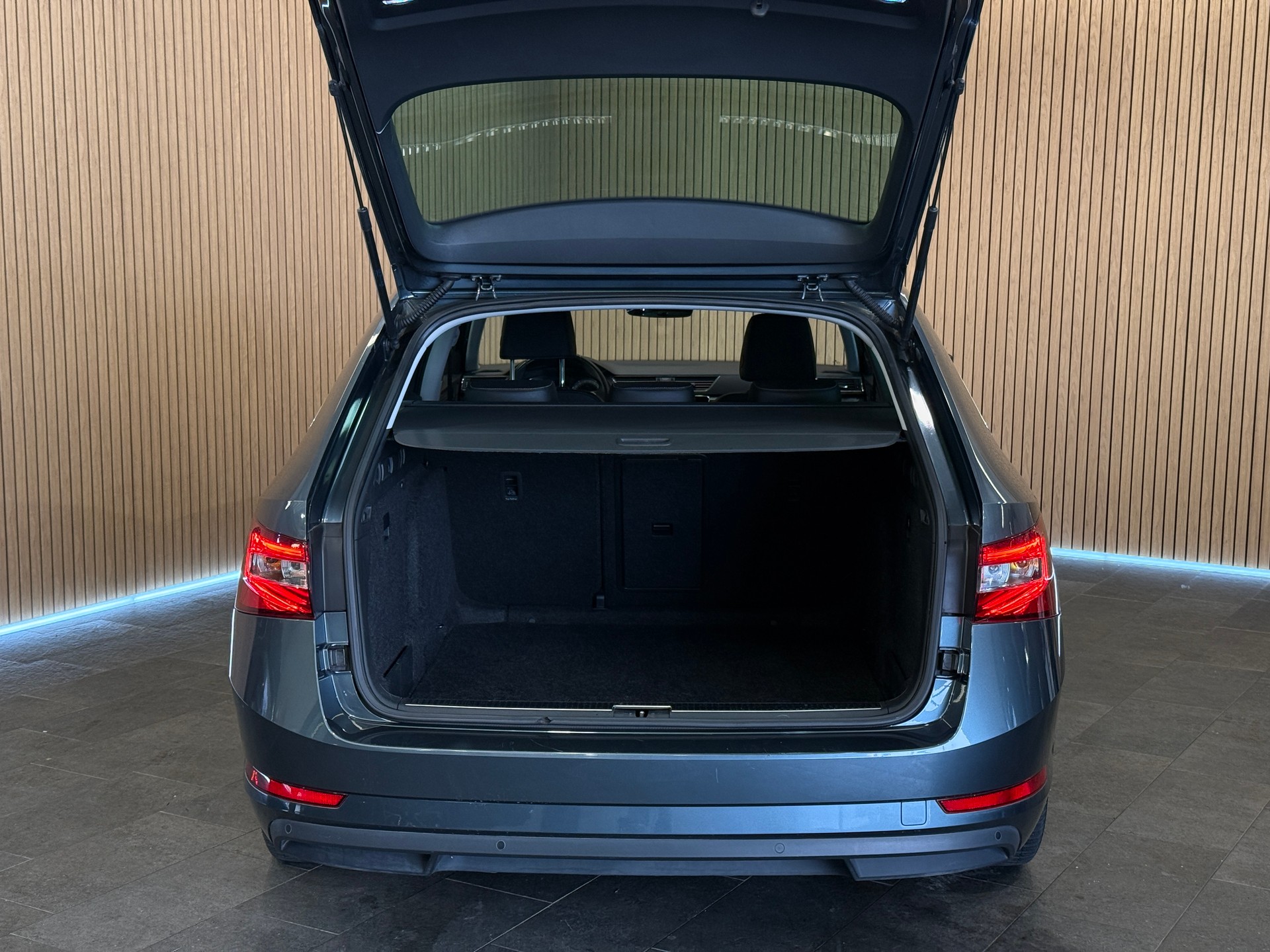 SKODA SUPERB 1.6 TDI STYLE DSG-image-4
