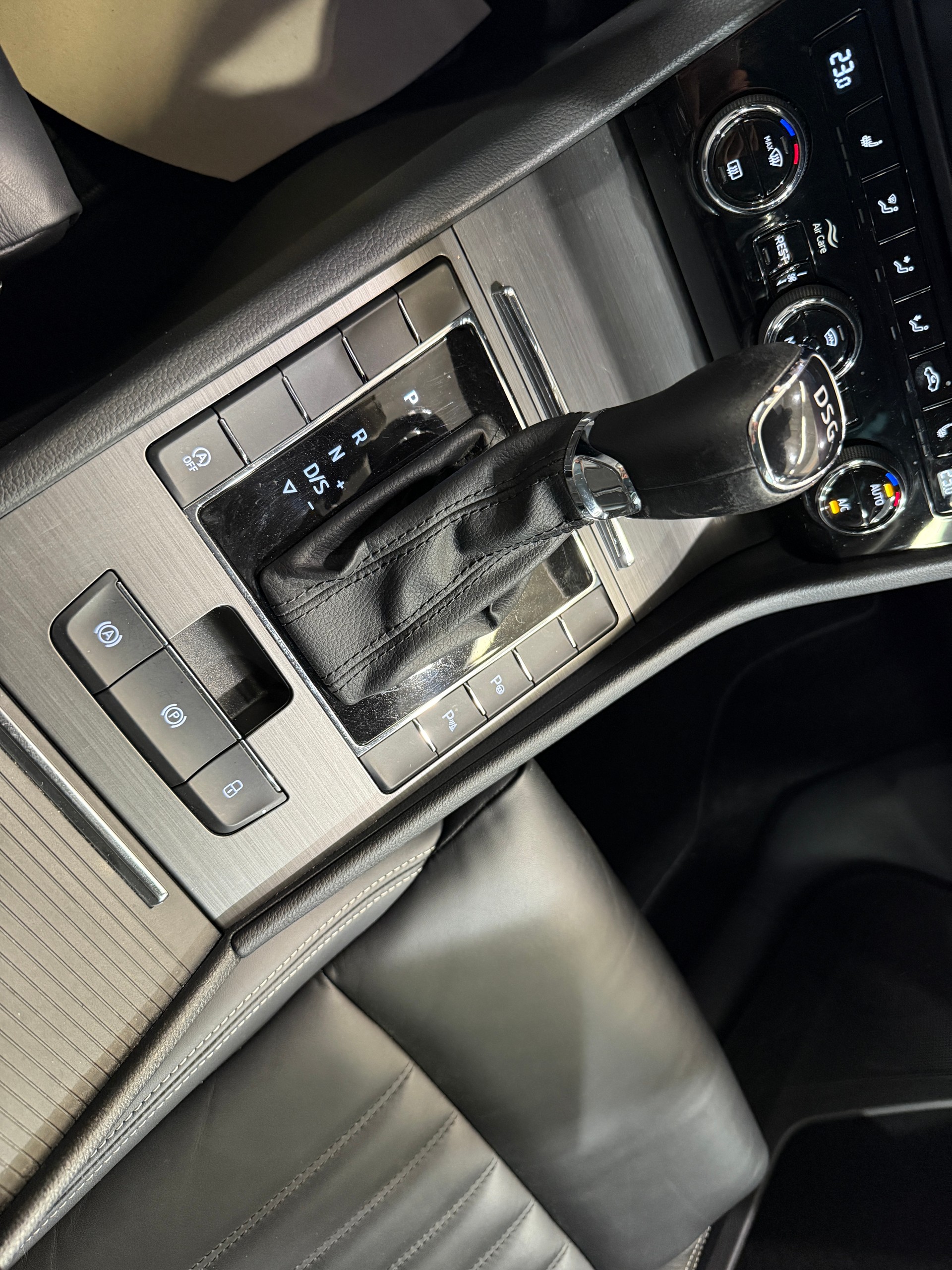SKODA SUPERB 1.6 TDI STYLE DSG-image-9