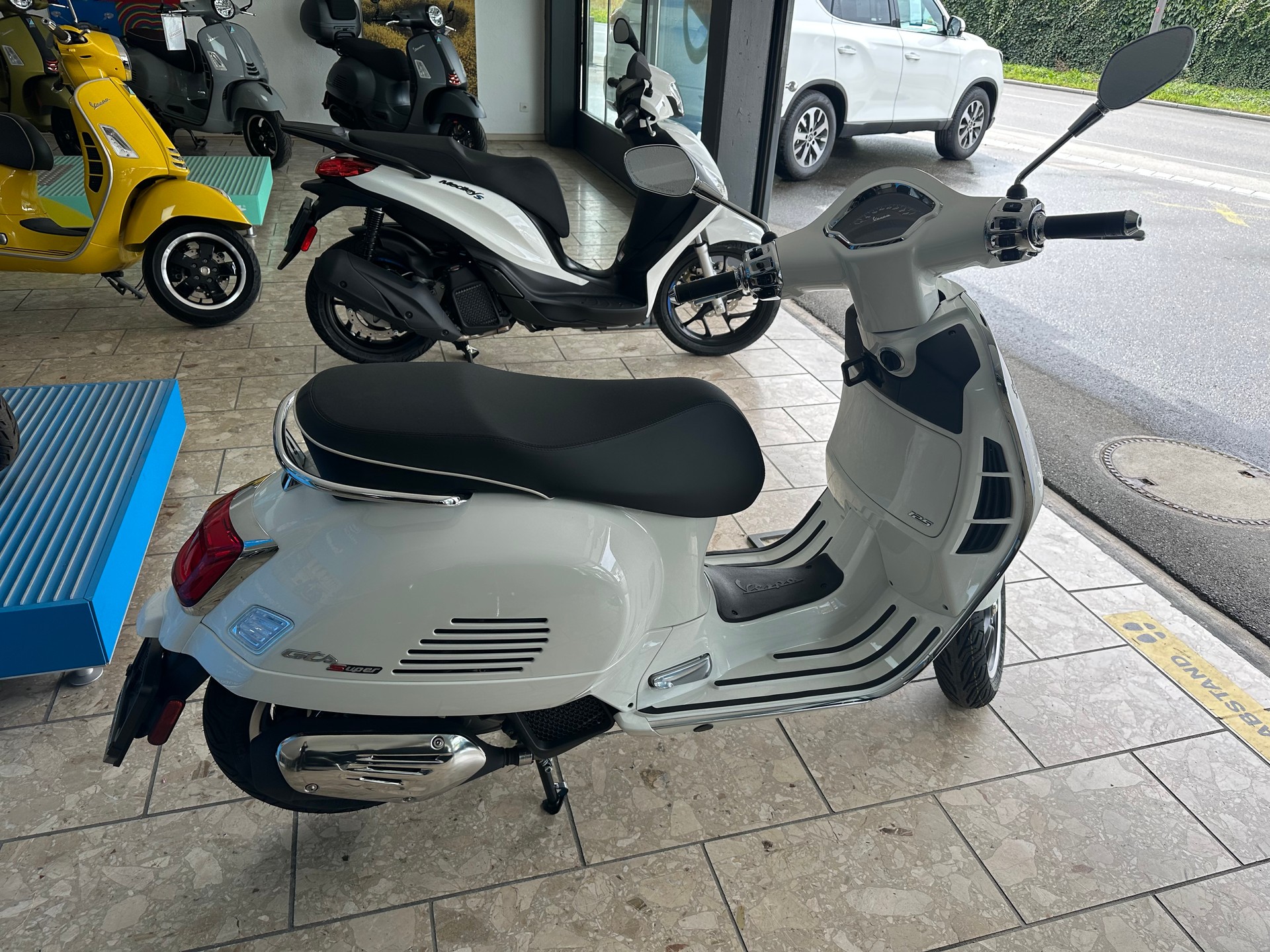PIAGGIO Vespa GTS 125 Super RST Euro 5+-image-2