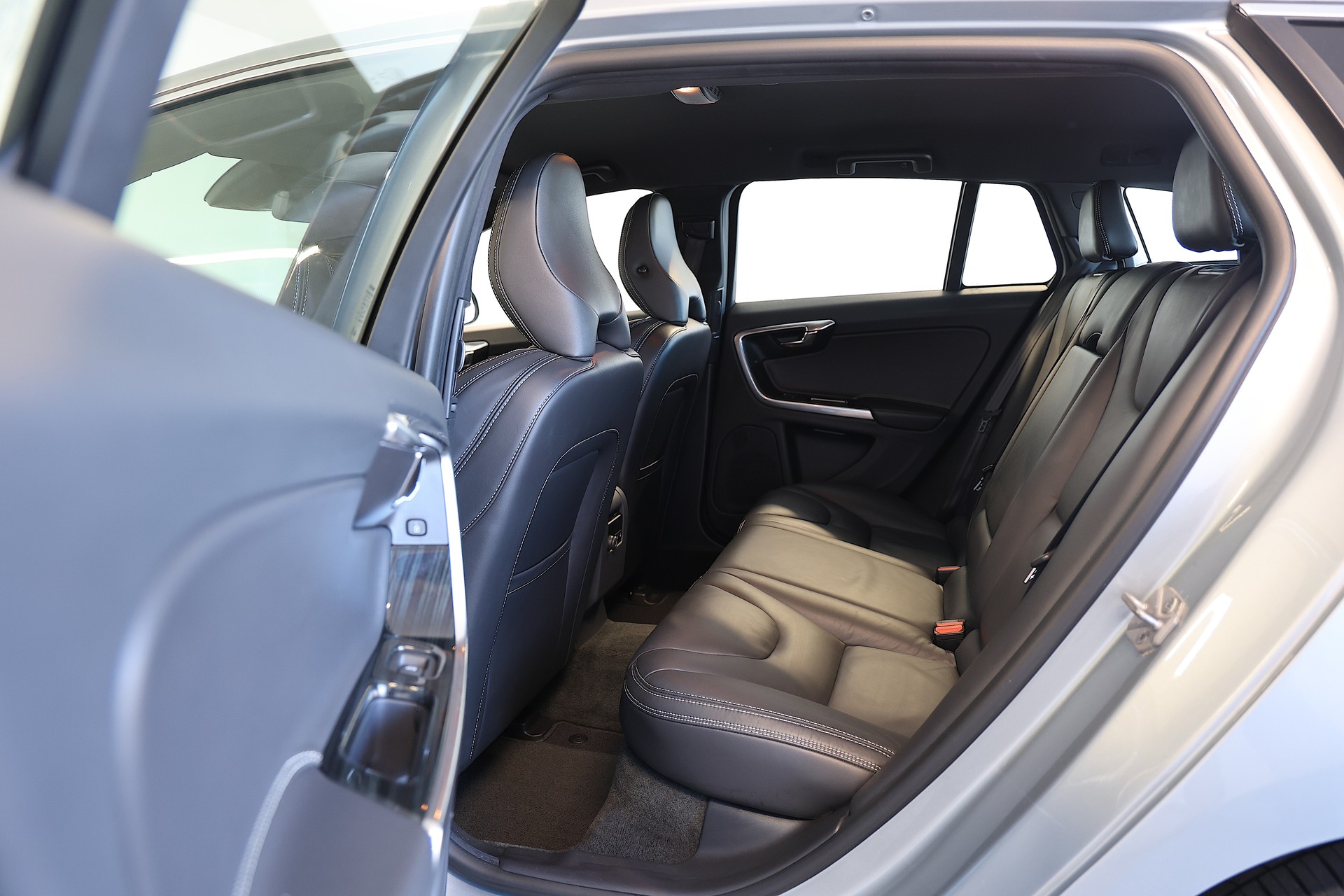 VOLVO V60 D6 AWD Plug-in Hybrid Summum Geartronic-image-14
