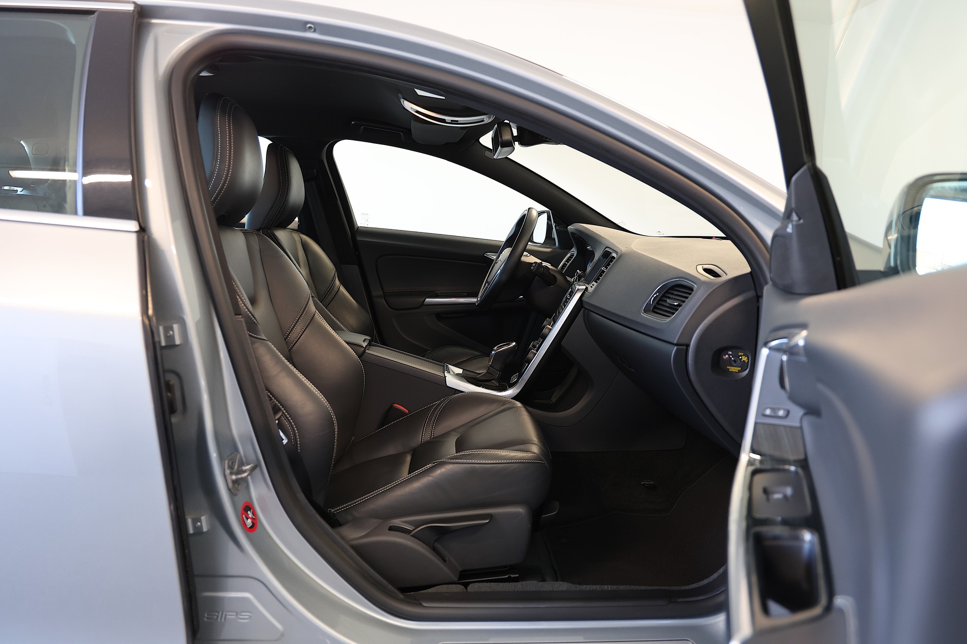 VOLVO V60 D6 AWD Plug-in Hybrid Summum Geartronic-image-11