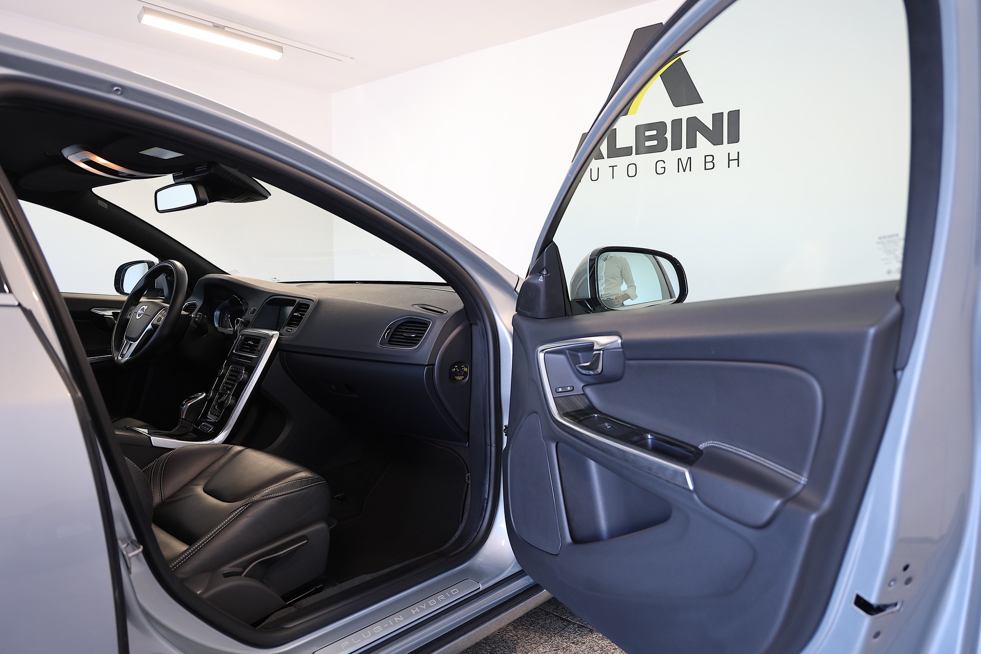 VOLVO V60 D6 AWD Plug-in Hybrid Summum Geartronic-image-10