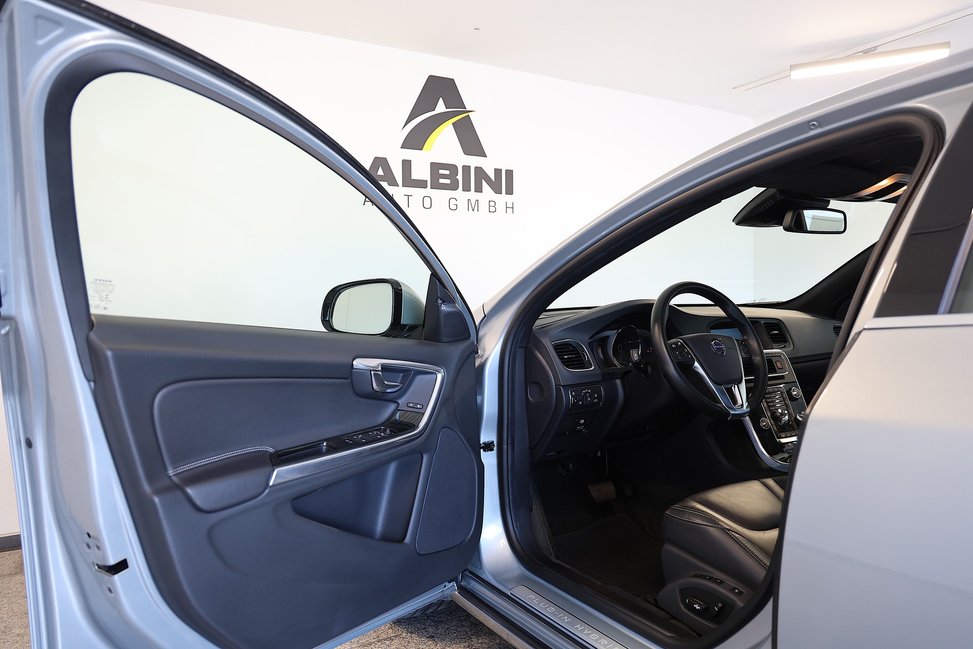 VOLVO V60 D6 AWD Plug-in Hybrid Summum Geartronic-image-4