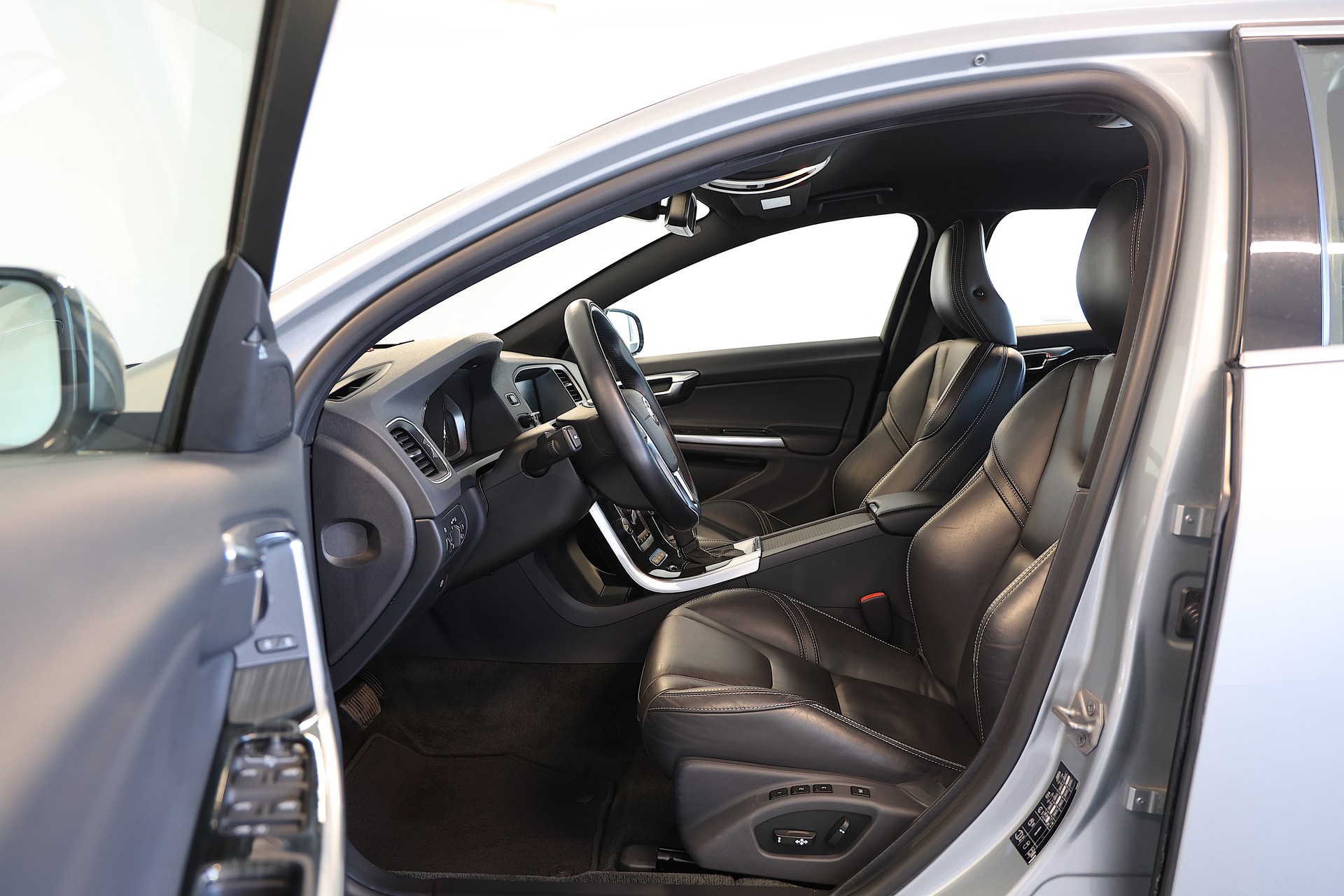VOLVO V60 D6 AWD Plug-in Hybrid Summum Geartronic-image-5