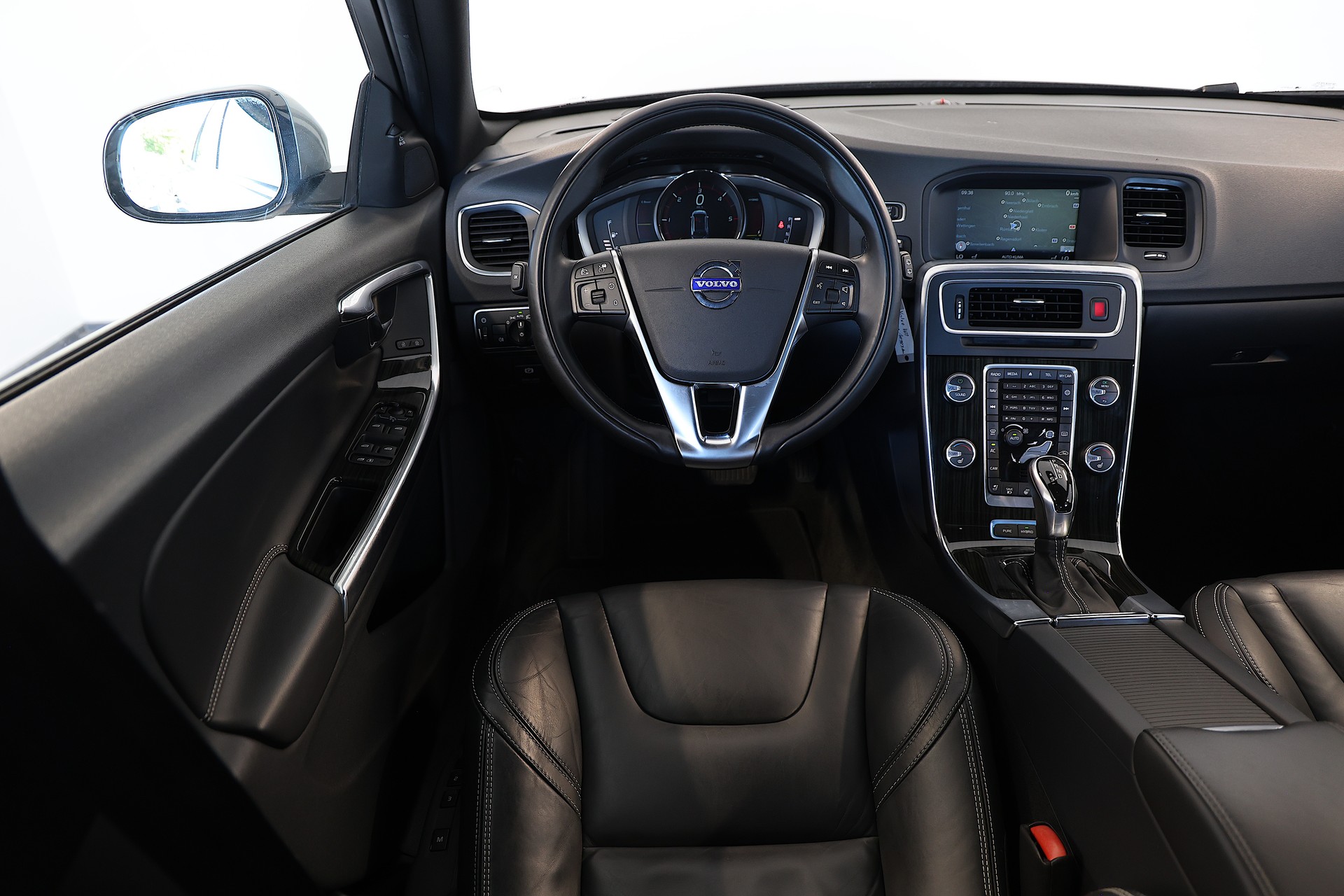 VOLVO V60 D6 AWD Plug-in Hybrid Summum Geartronic-image-8
