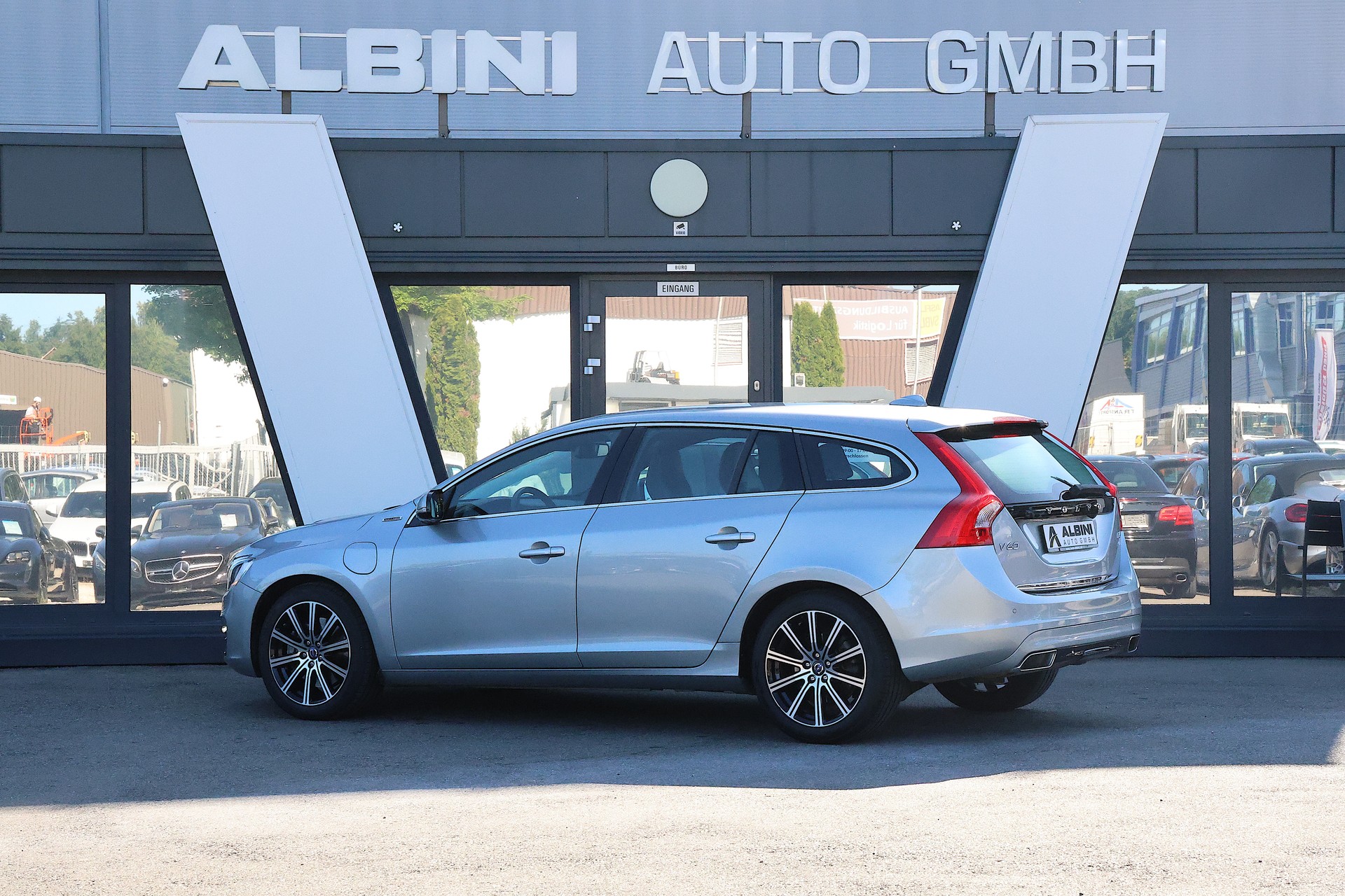 VOLVO V60 D6 AWD Plug-in Hybrid Summum Geartronic-image-3
