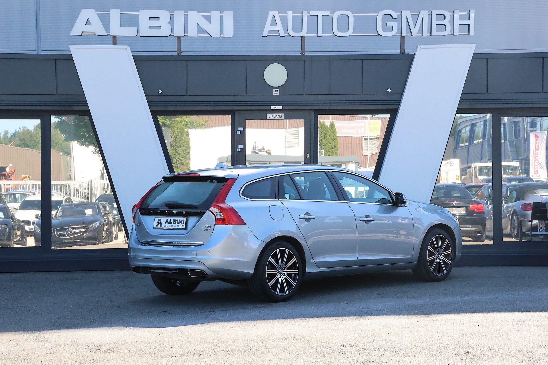 VOLVO V60 D6 AWD Plug-in Hybrid Summum Geartronic-image-2