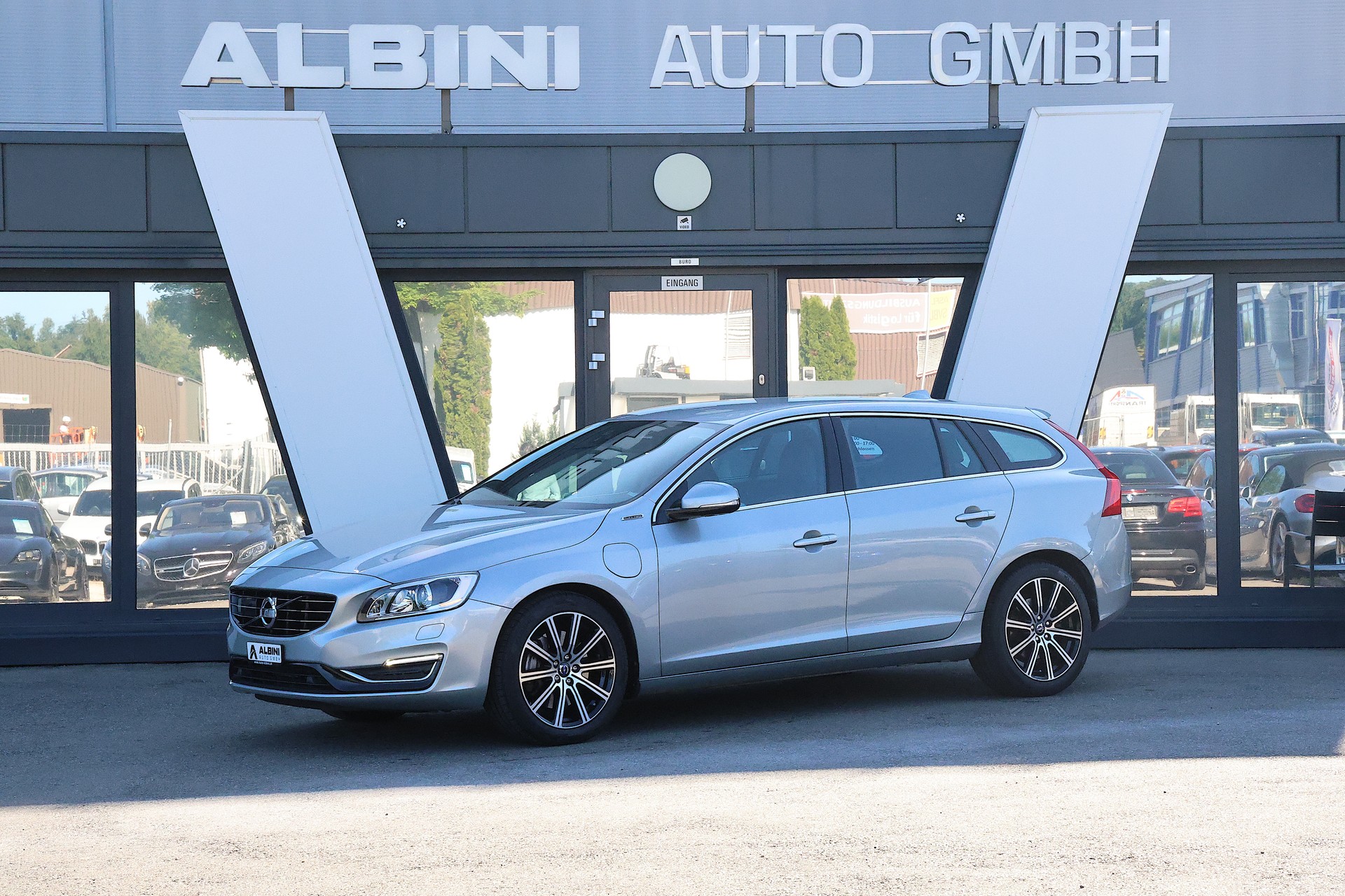 VOLVO V60 D6 AWD Plug-in Hybrid Summum Geartronic-image-0