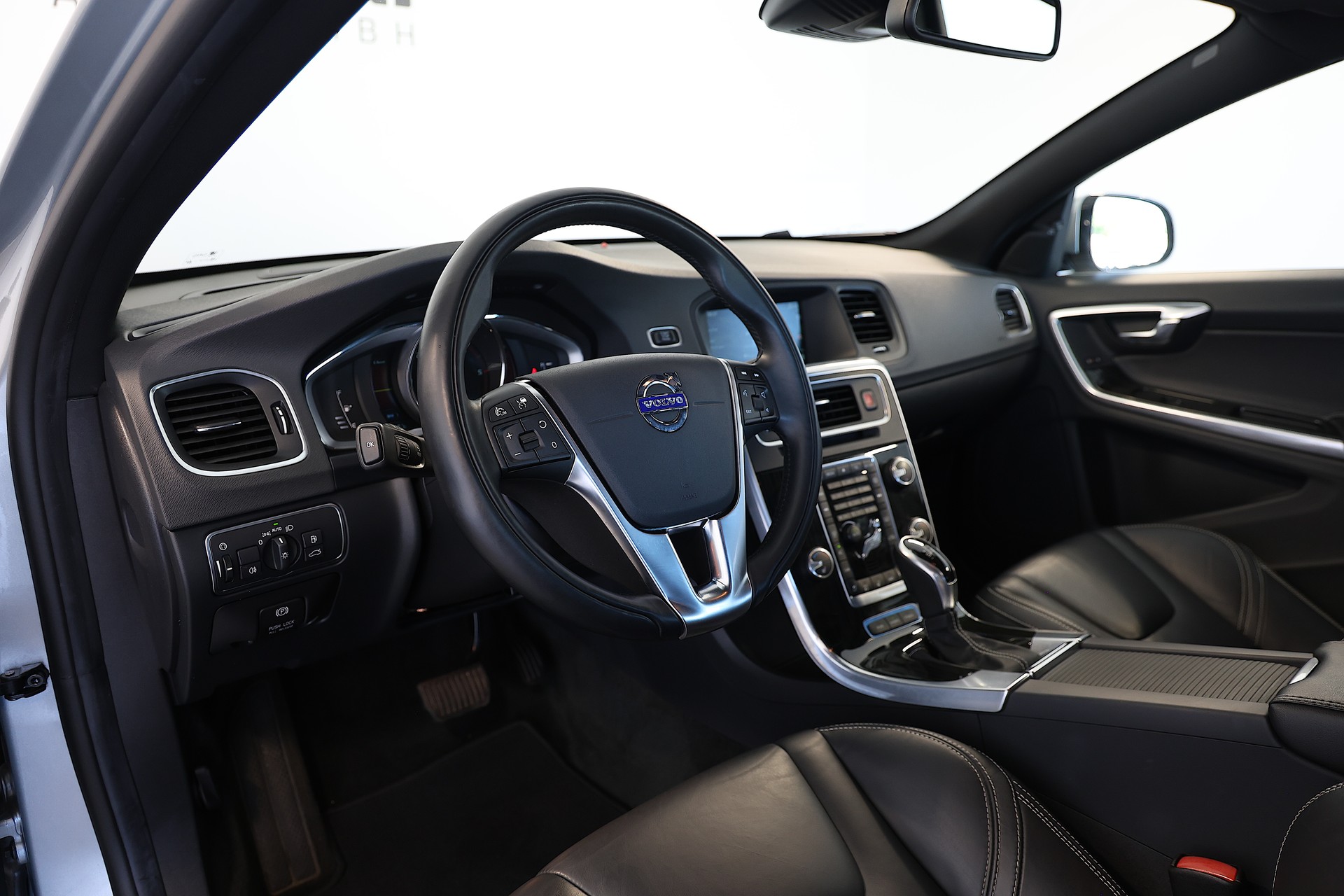 VOLVO V60 D6 AWD Plug-in Hybrid Summum Geartronic-image-7