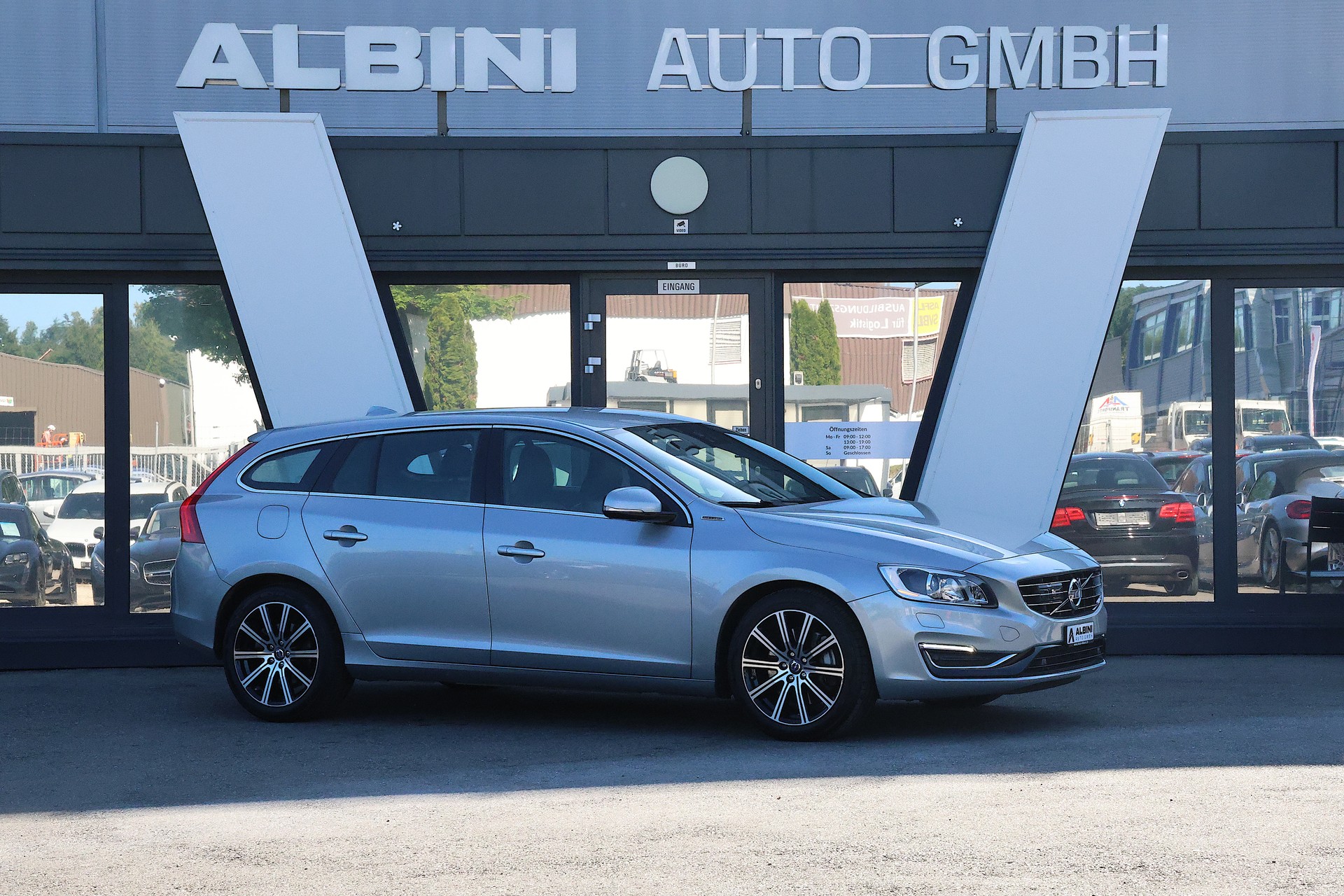 VOLVO V60 D6 AWD Plug-in Hybrid Summum Geartronic-image-1