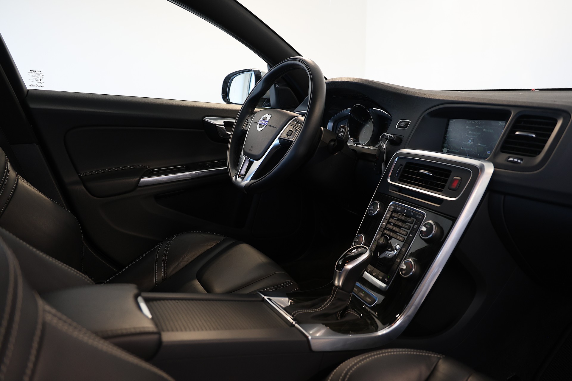 VOLVO V60 D6 AWD Plug-in Hybrid Summum Geartronic-image-12
