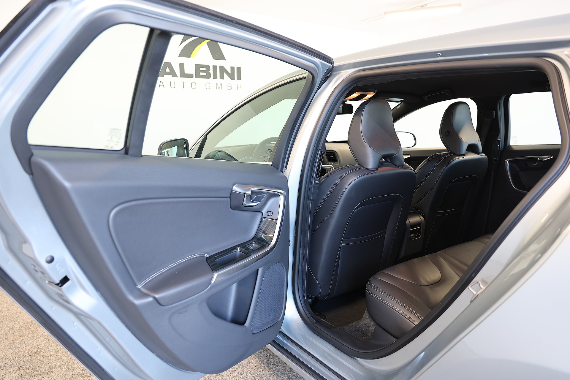 VOLVO V60 D6 AWD Plug-in Hybrid Summum Geartronic-image-13