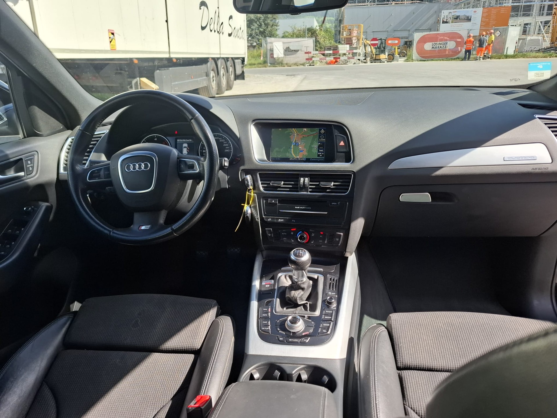 AUDI Q5 2.0 TDI quattro S-Line-image-4
