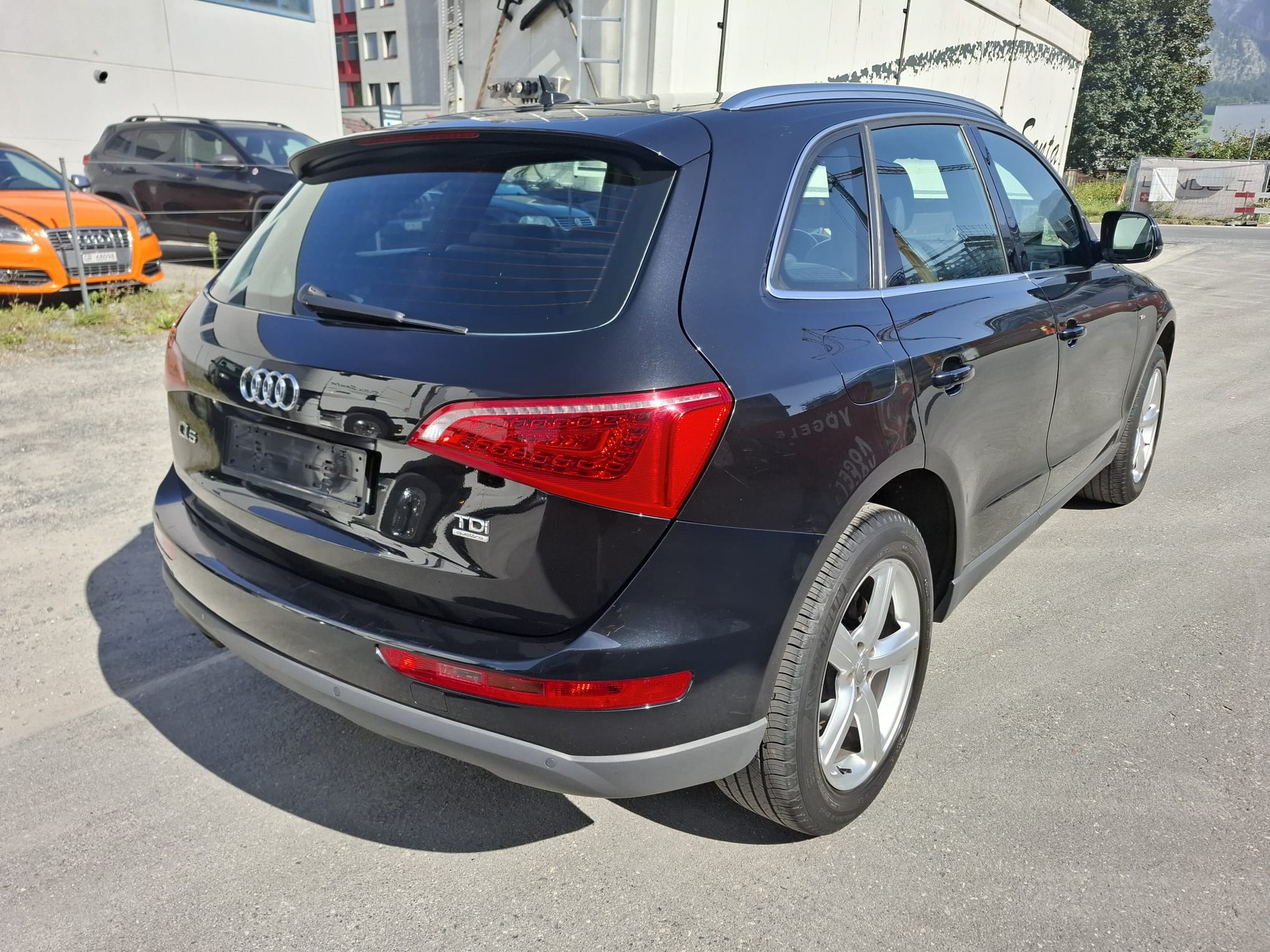 AUDI Q5 2.0 TDI quattro S-Line-image-2