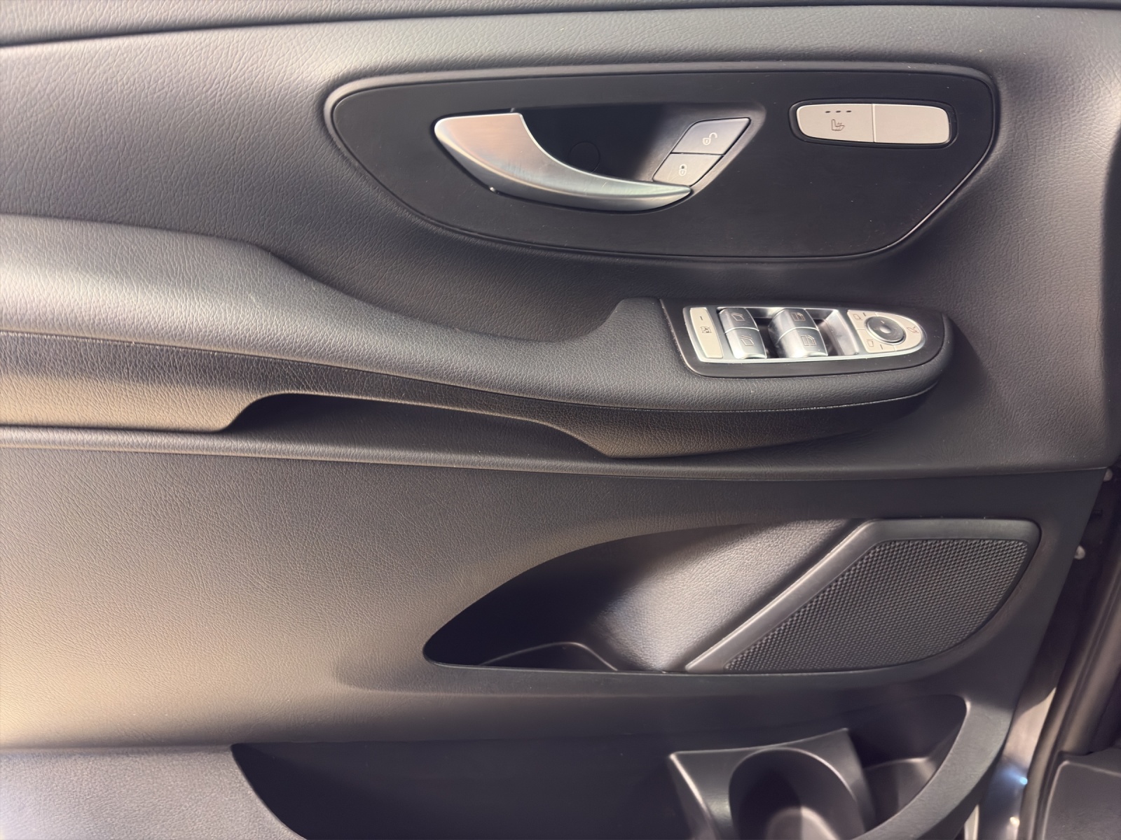 MERCEDES-BENZ V 250 d L 4Matic-image-8