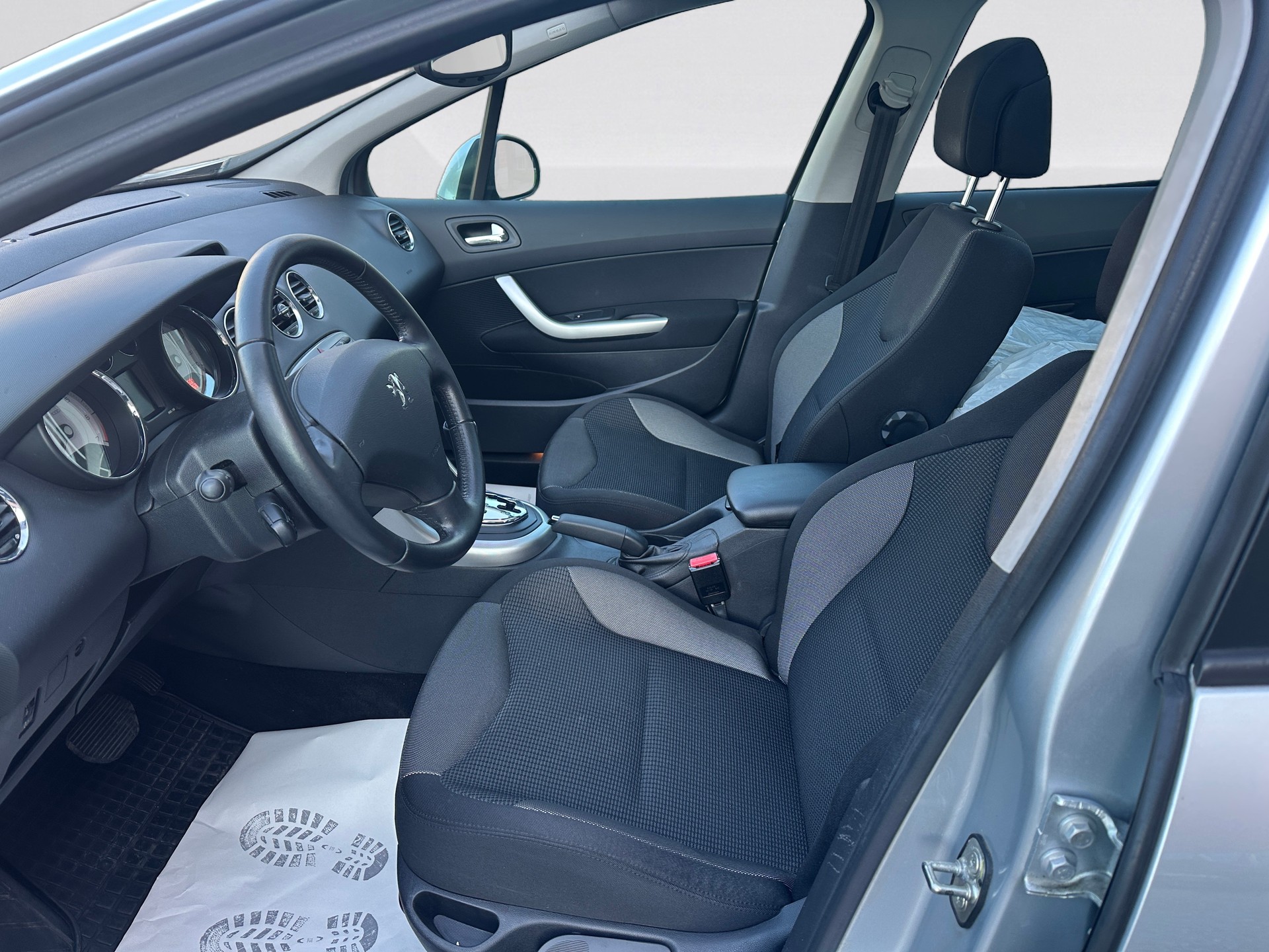 PEUGEOT 308 1.6 16V T Sport Pack Automatic-image-12