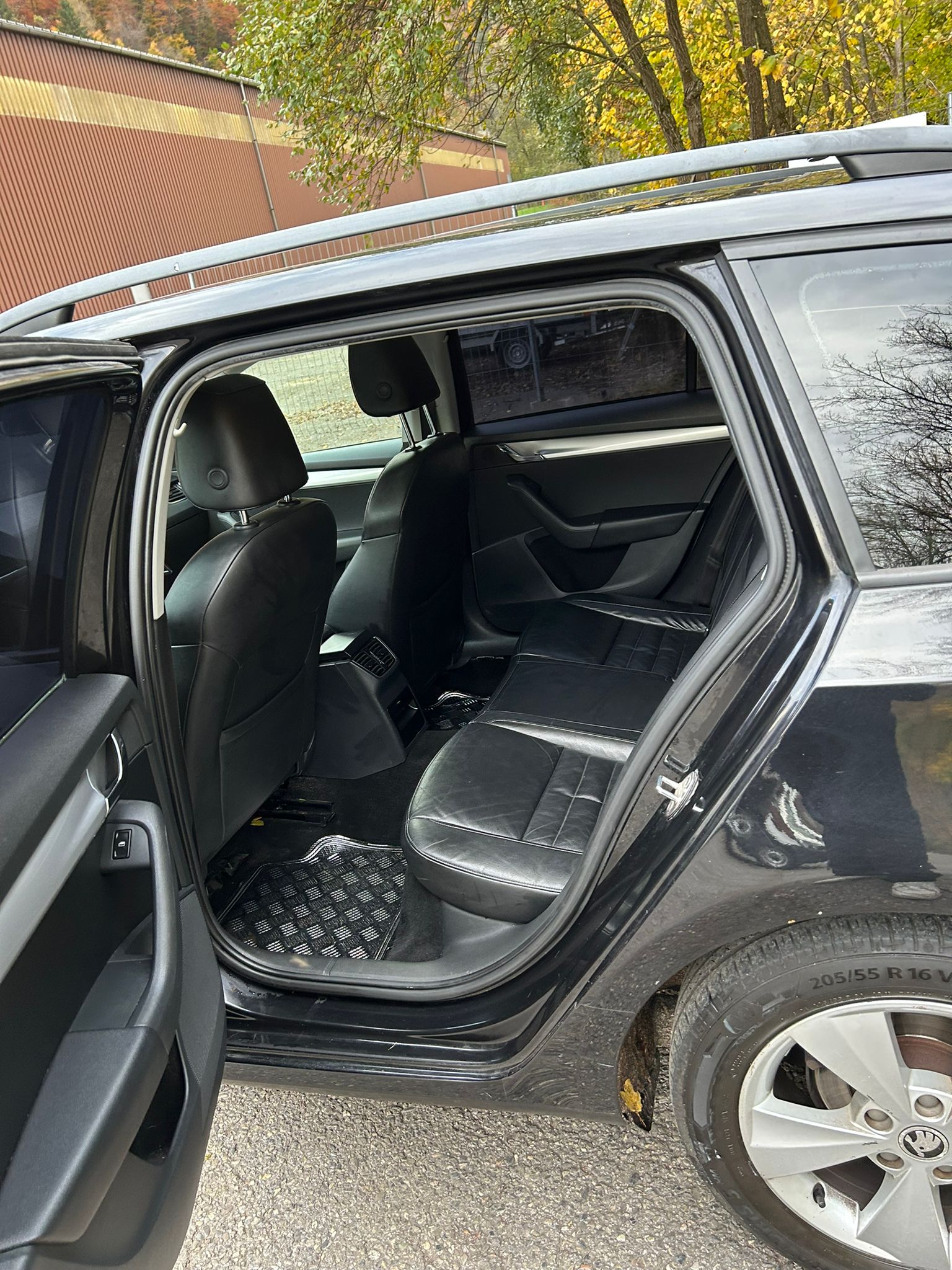 SKODA Octavia Combi 1.6 TDI Elegance-image-5