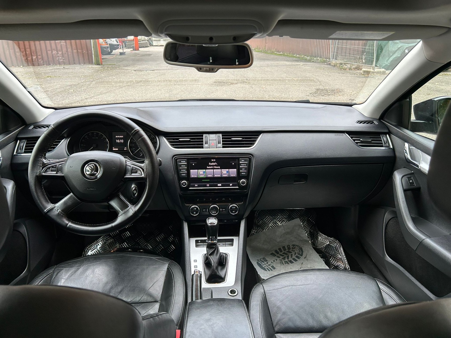 SKODA Octavia Combi 1.6 TDI Elegance-image-8