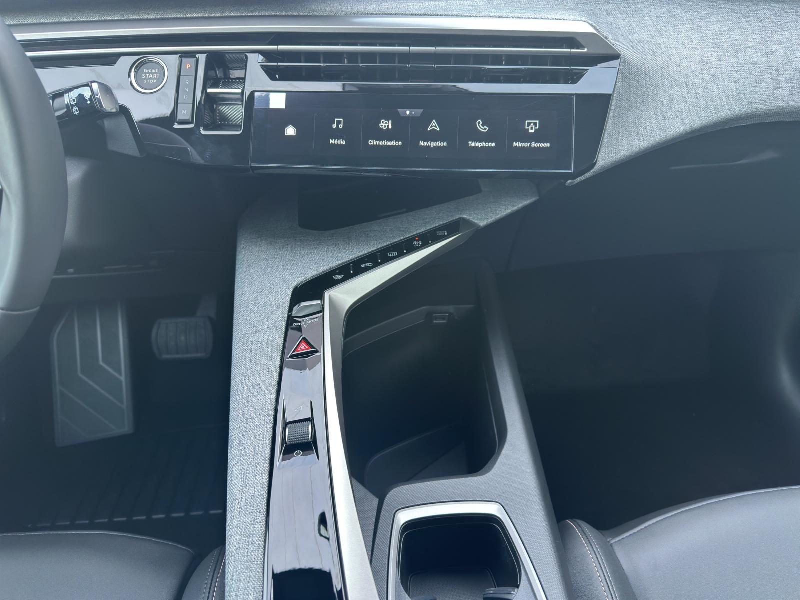 PEUGEOT 5008 1.2 Hybrid 145 Allure Premium-image-12