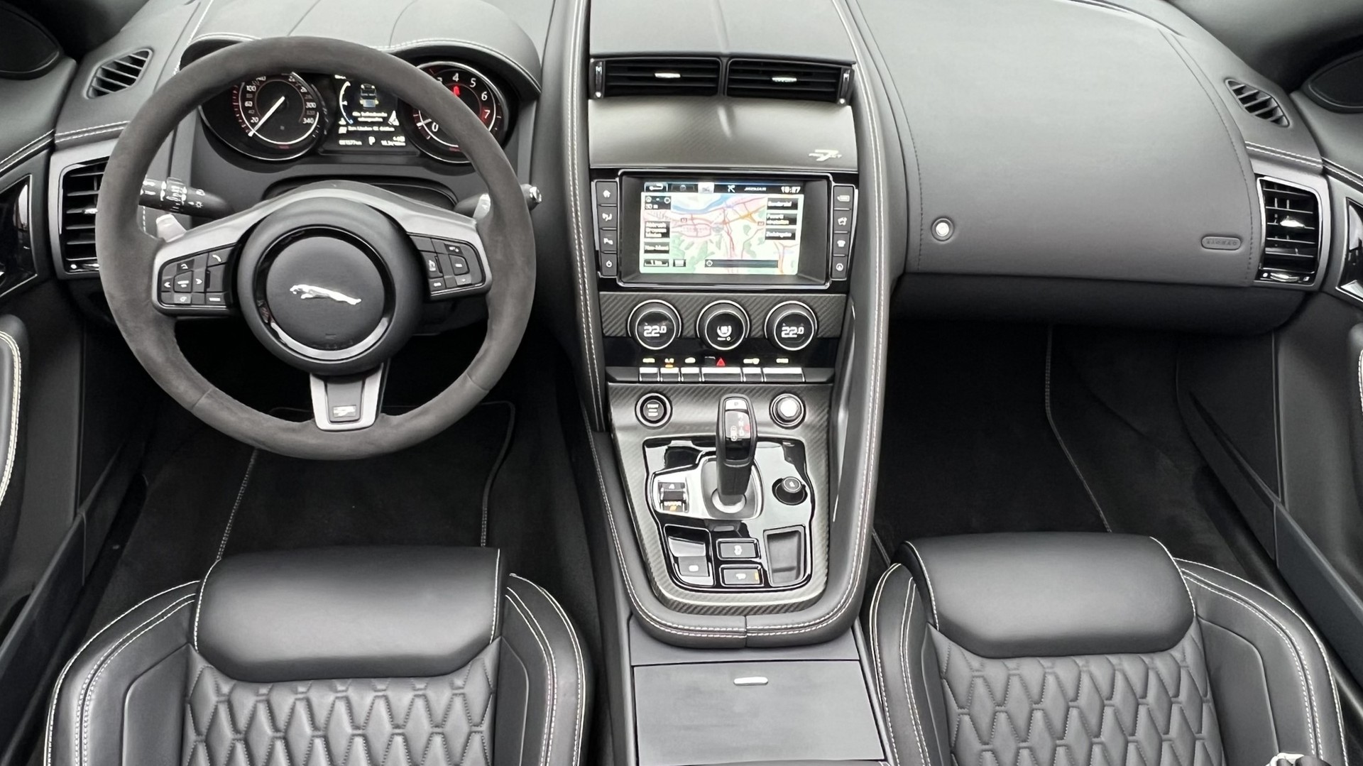 JAGUAR F-TYPE CONVERTIBLE R 5.0 V8 PROJECT 7 AWD l 575 PS-image-22