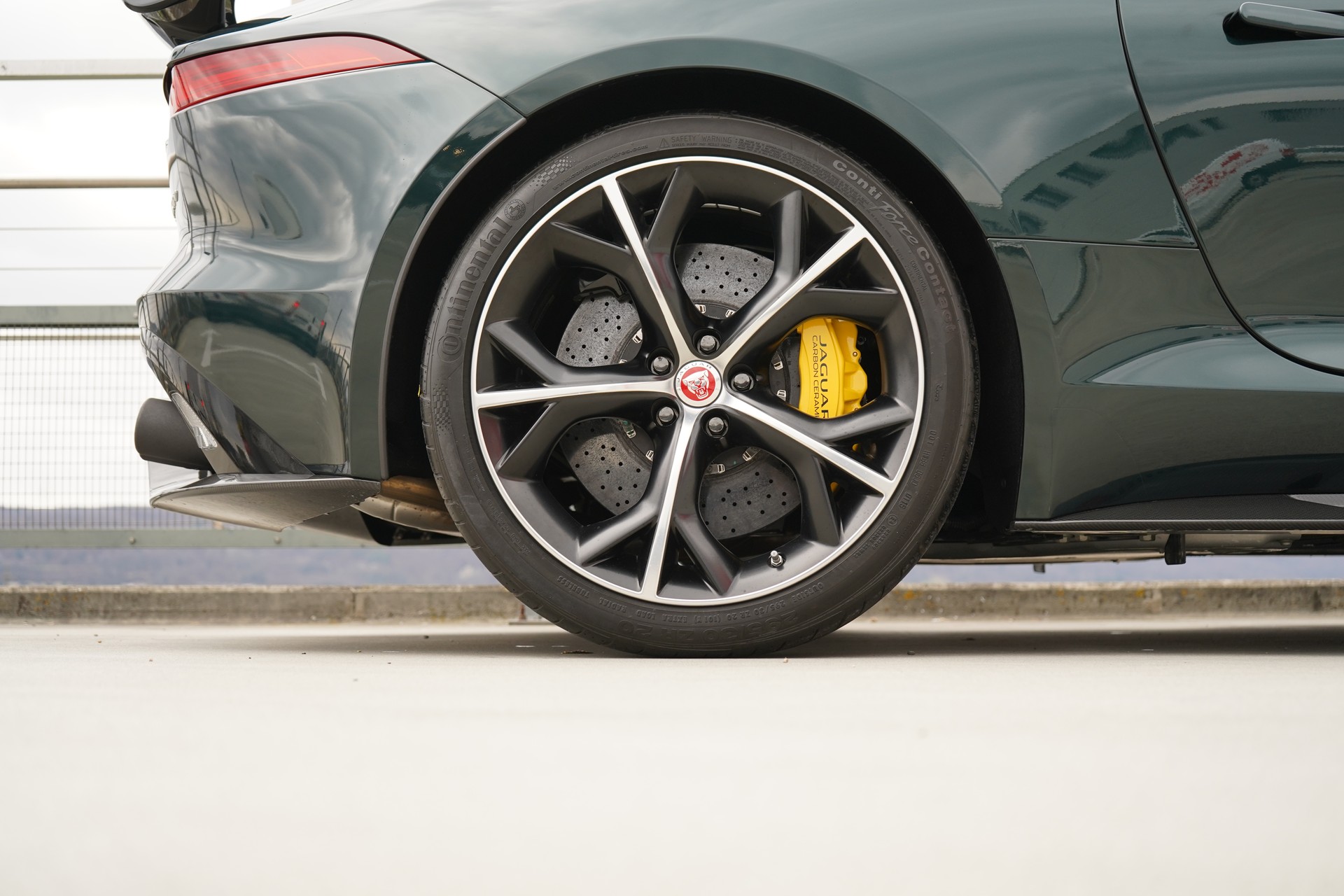 JAGUAR F-TYPE CONVERTIBLE R 5.0 V8 PROJECT 7 AWD l 575 PS-image-21