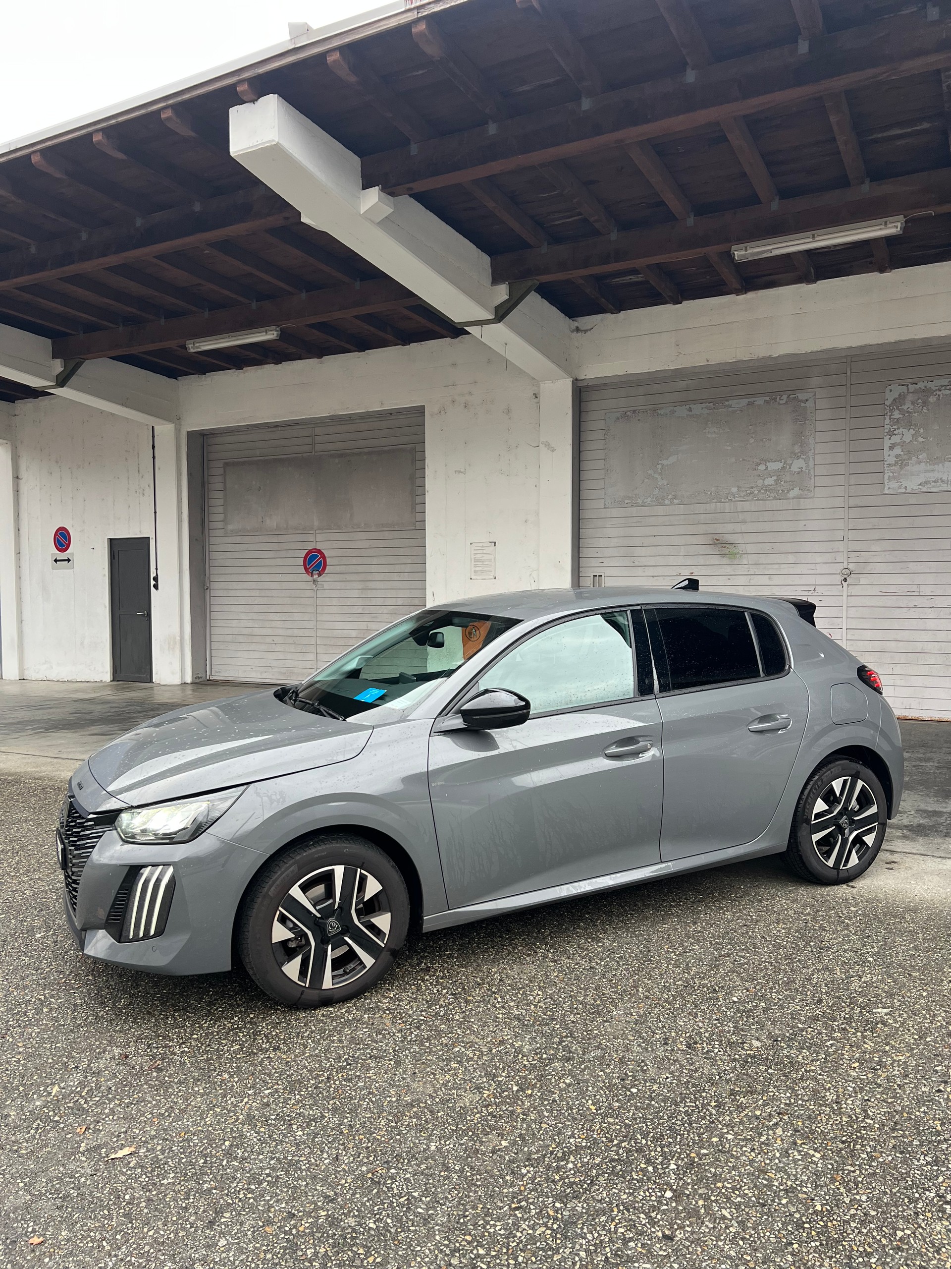 PEUGEOT 208 1.2 PureTech Active EAT8-image-0