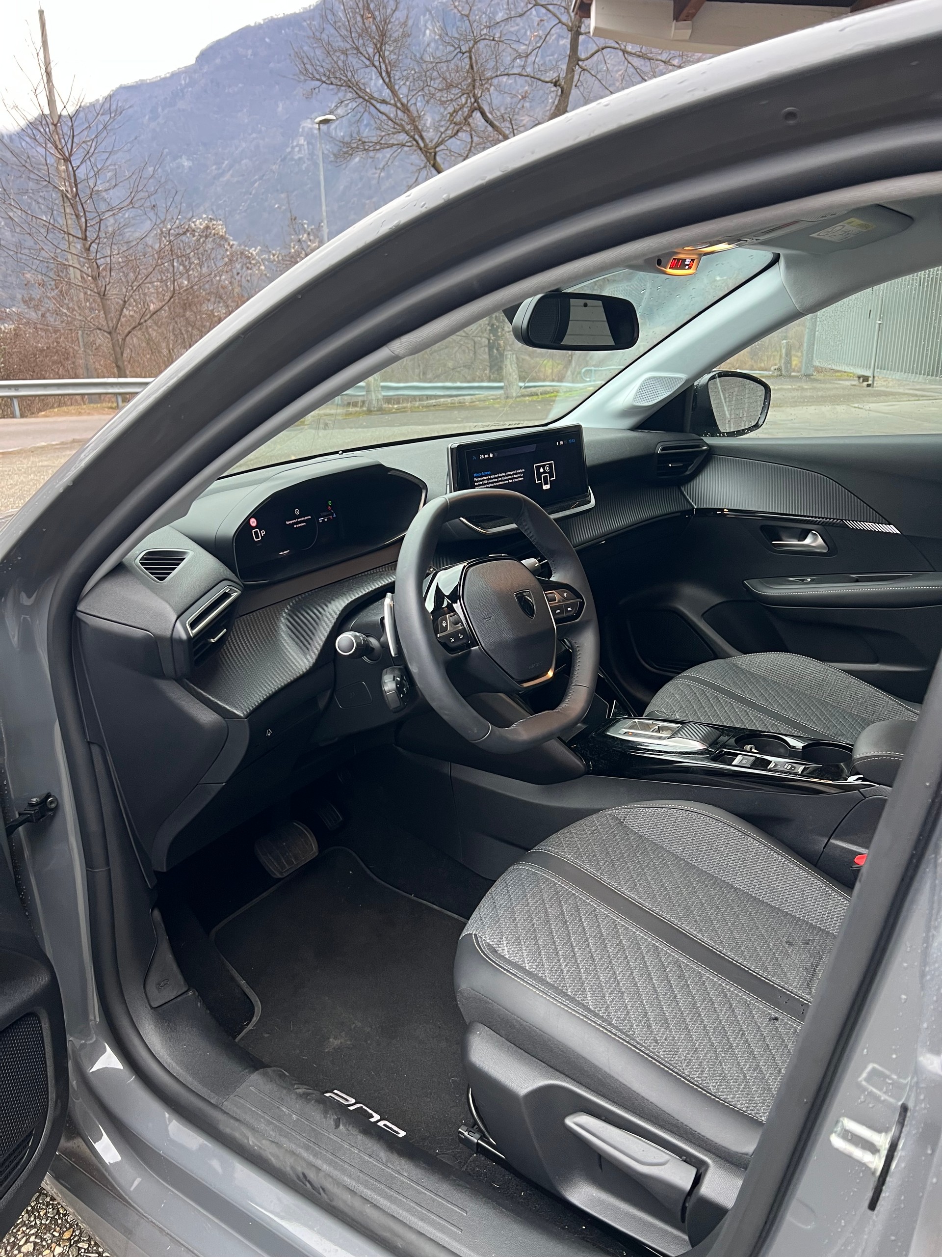 PEUGEOT 208 1.2 PureTech Active EAT8-image-3