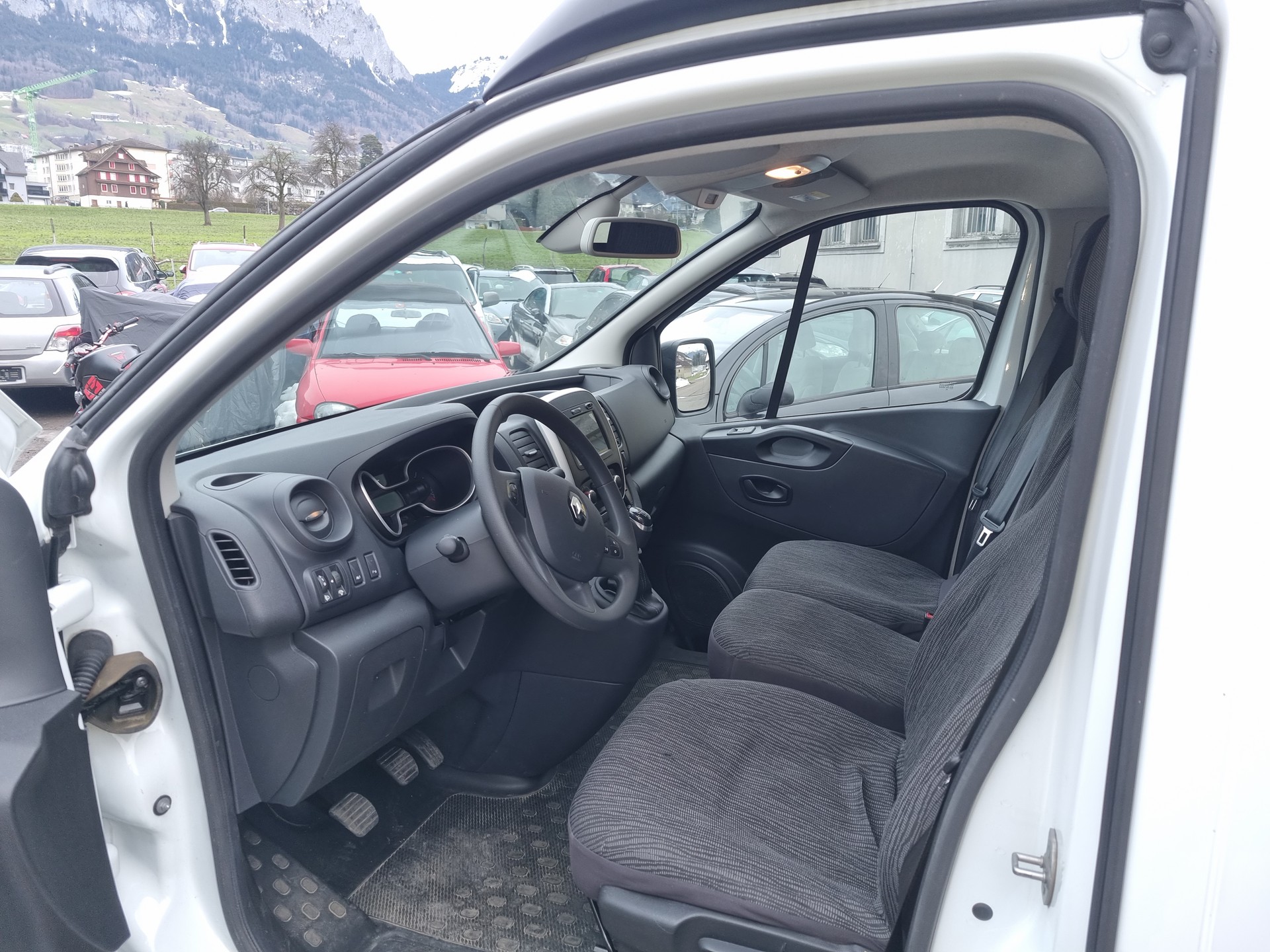 RENAULT Trafic 2.0 ENERGY dCi145 3.0t Business L2H1-image-8