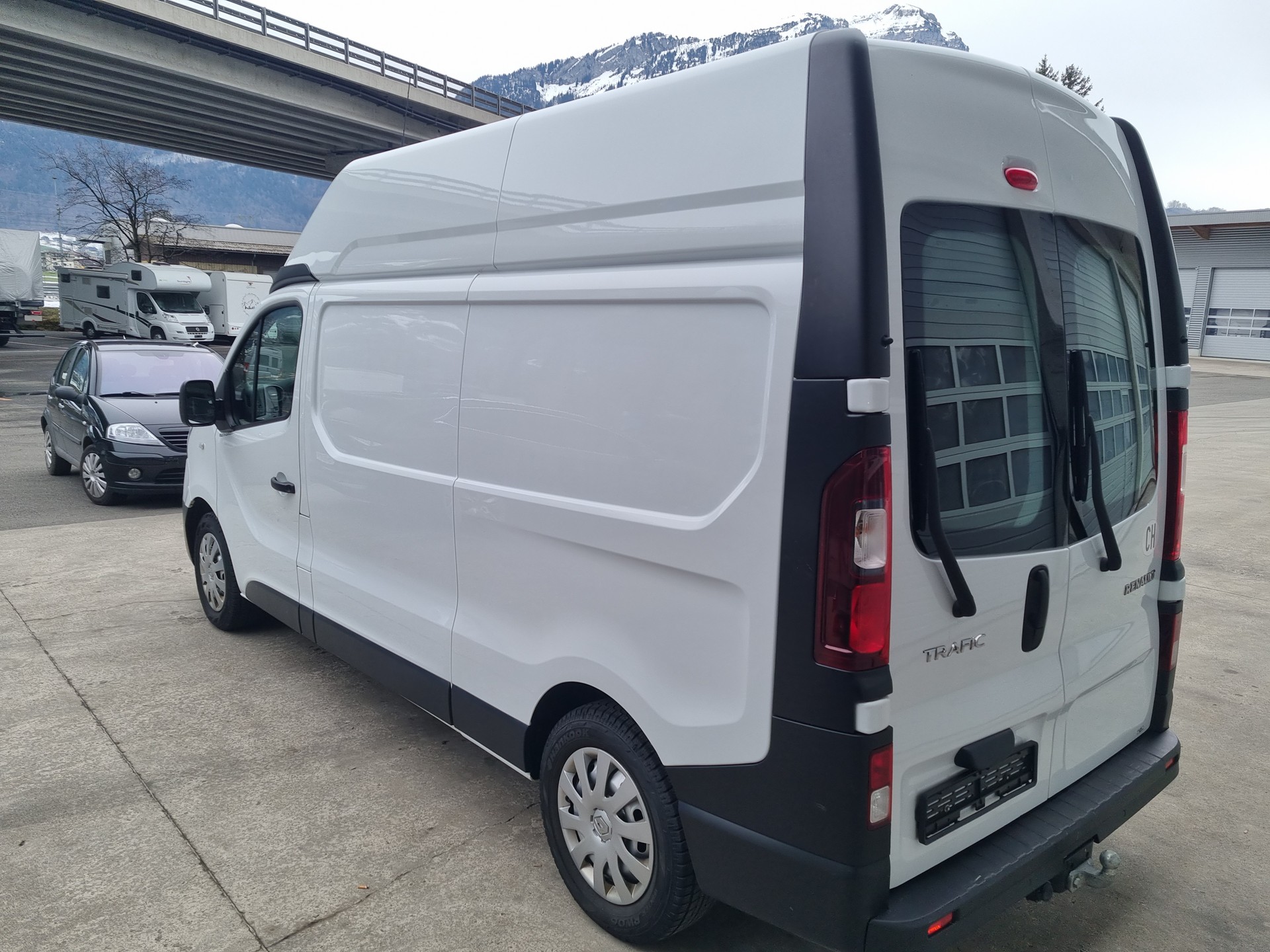 RENAULT Trafic 2.0 ENERGY dCi145 3.0t Business L2H1-image-1