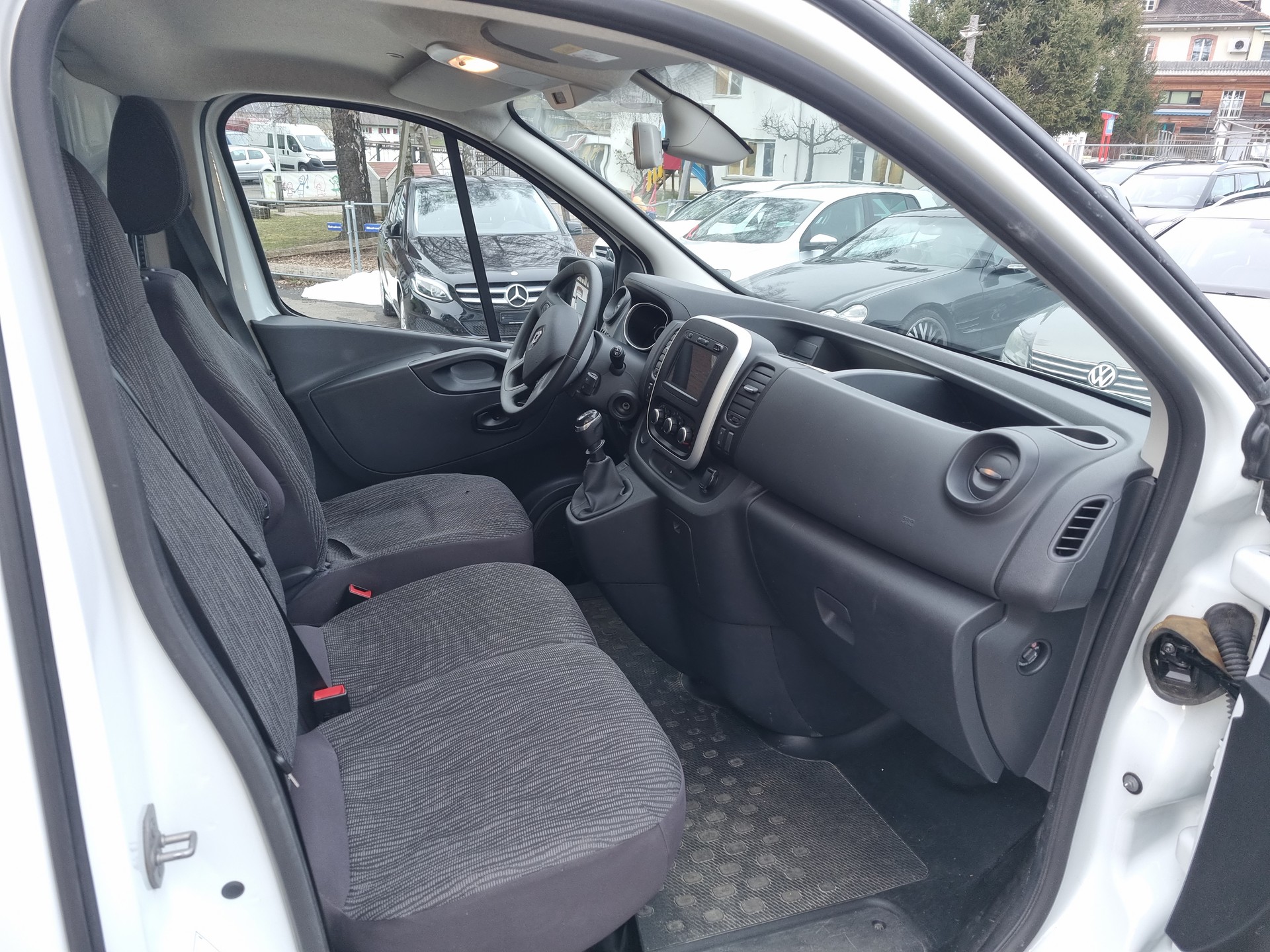 RENAULT Trafic 2.0 ENERGY dCi145 3.0t Business L2H1-image-4