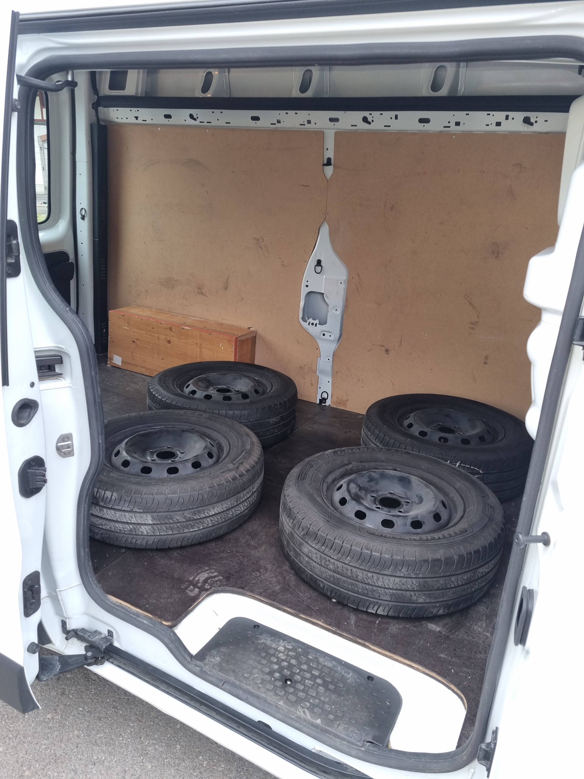 RENAULT Trafic 2.0 ENERGY dCi145 3.0t Business L2H1-image-5