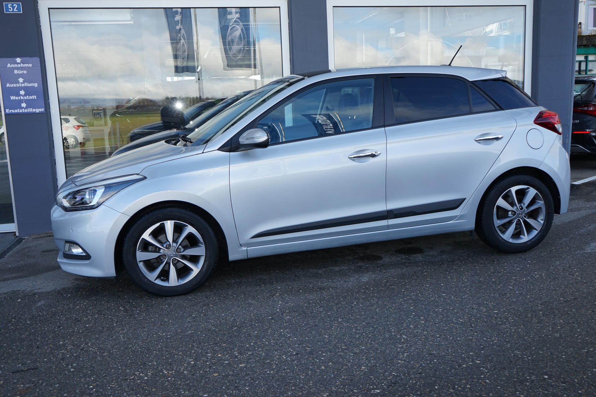 HYUNDAI i20 1.4 Vertex Automatic-image-5