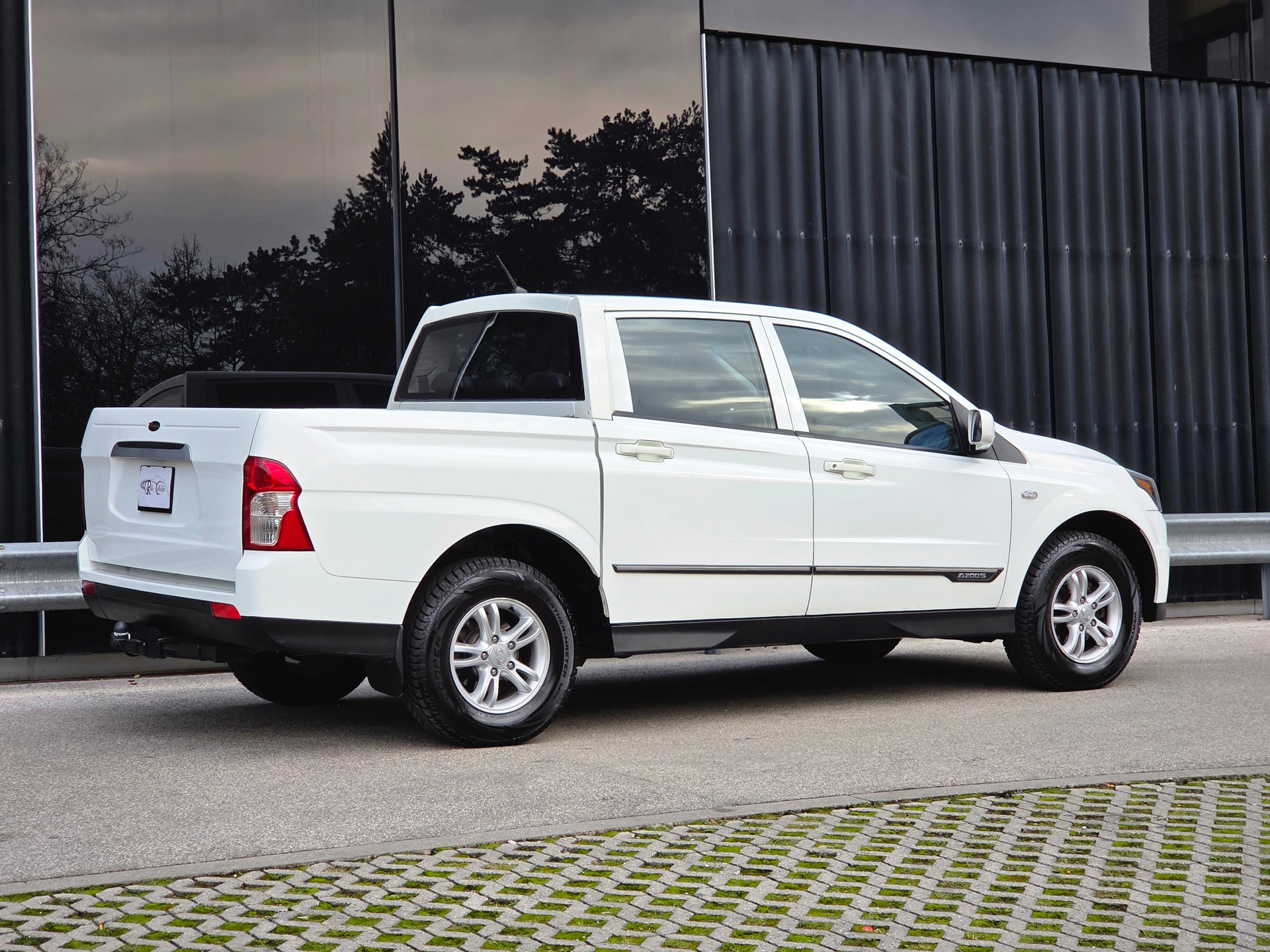 KGM-SsangYong Actyon Sports FR 2.0 Quartz 4WD - excellent état - crochet d'attelage - hard-top - carnet de services - expertisée 02.26.-image-4