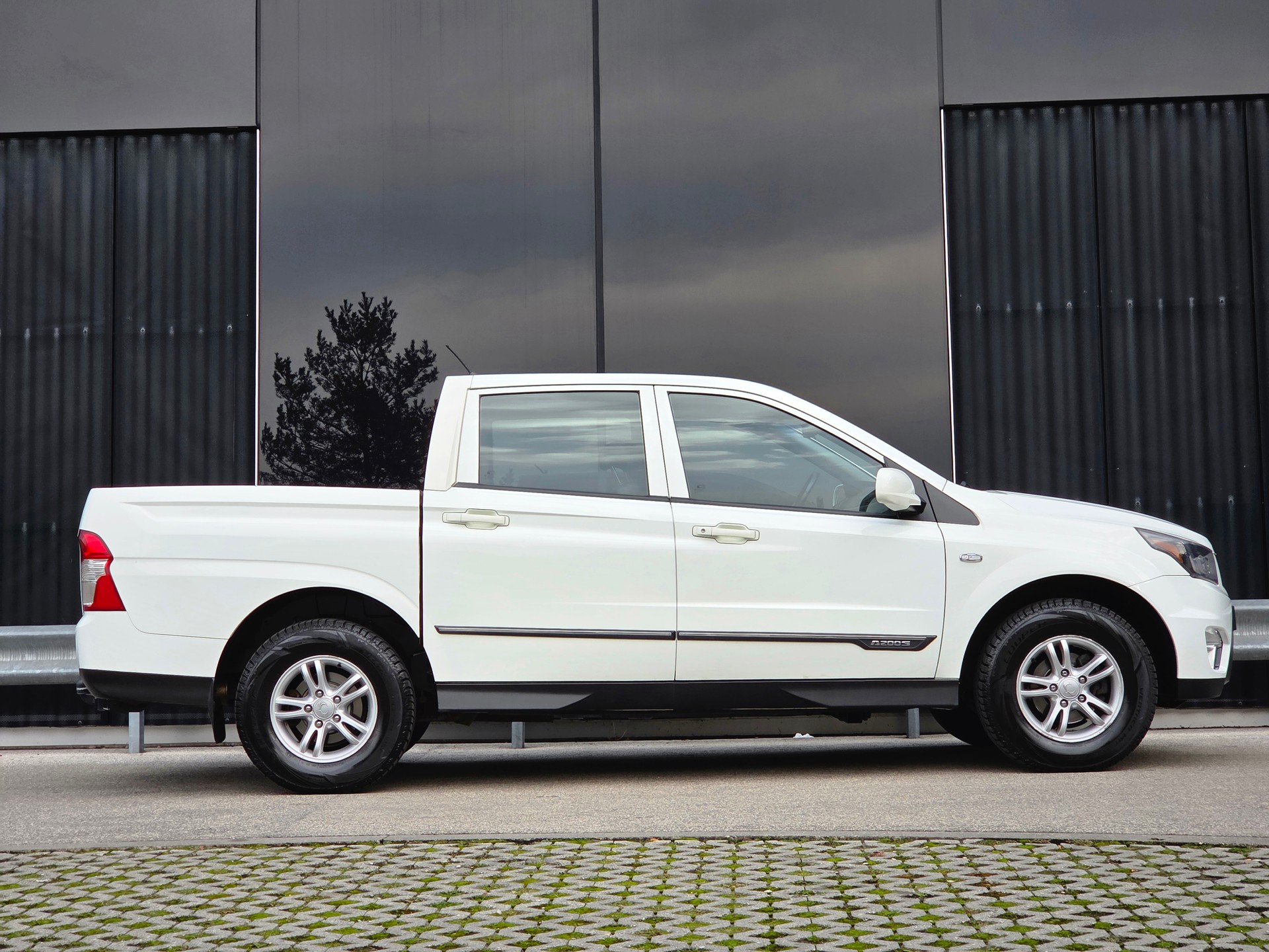 KGM-SsangYong Actyon Sports FR 2.0 Quartz 4WD - excellent état - crochet d'attelage - hard-top - carnet de services - expertisée 02.26.-image-2