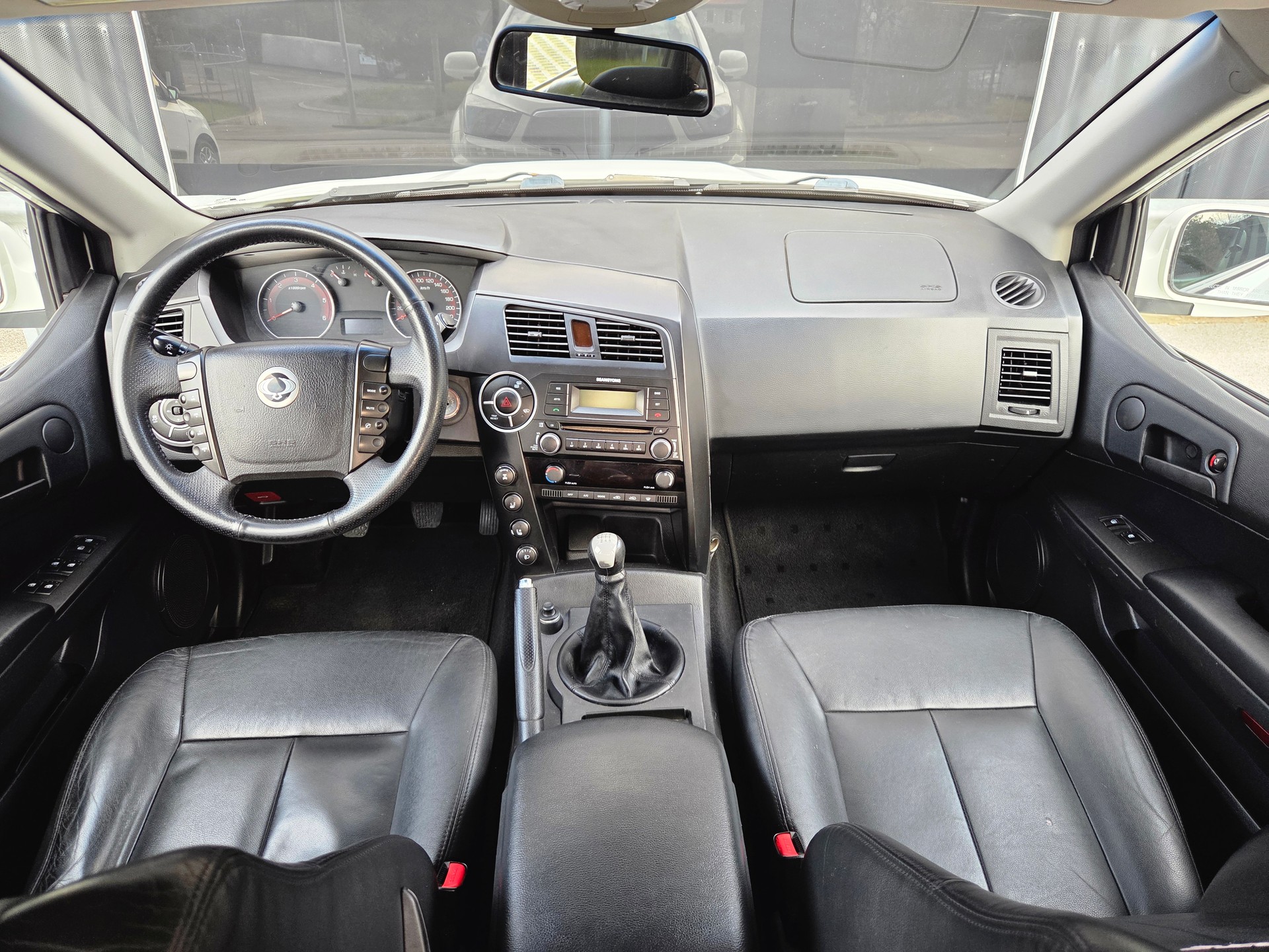 KGM-SsangYong Actyon Sports FR 2.0 Quartz 4WD - excellent état - crochet d'attelage - hard-top - carnet de services - expertisée 02.26.-image-11