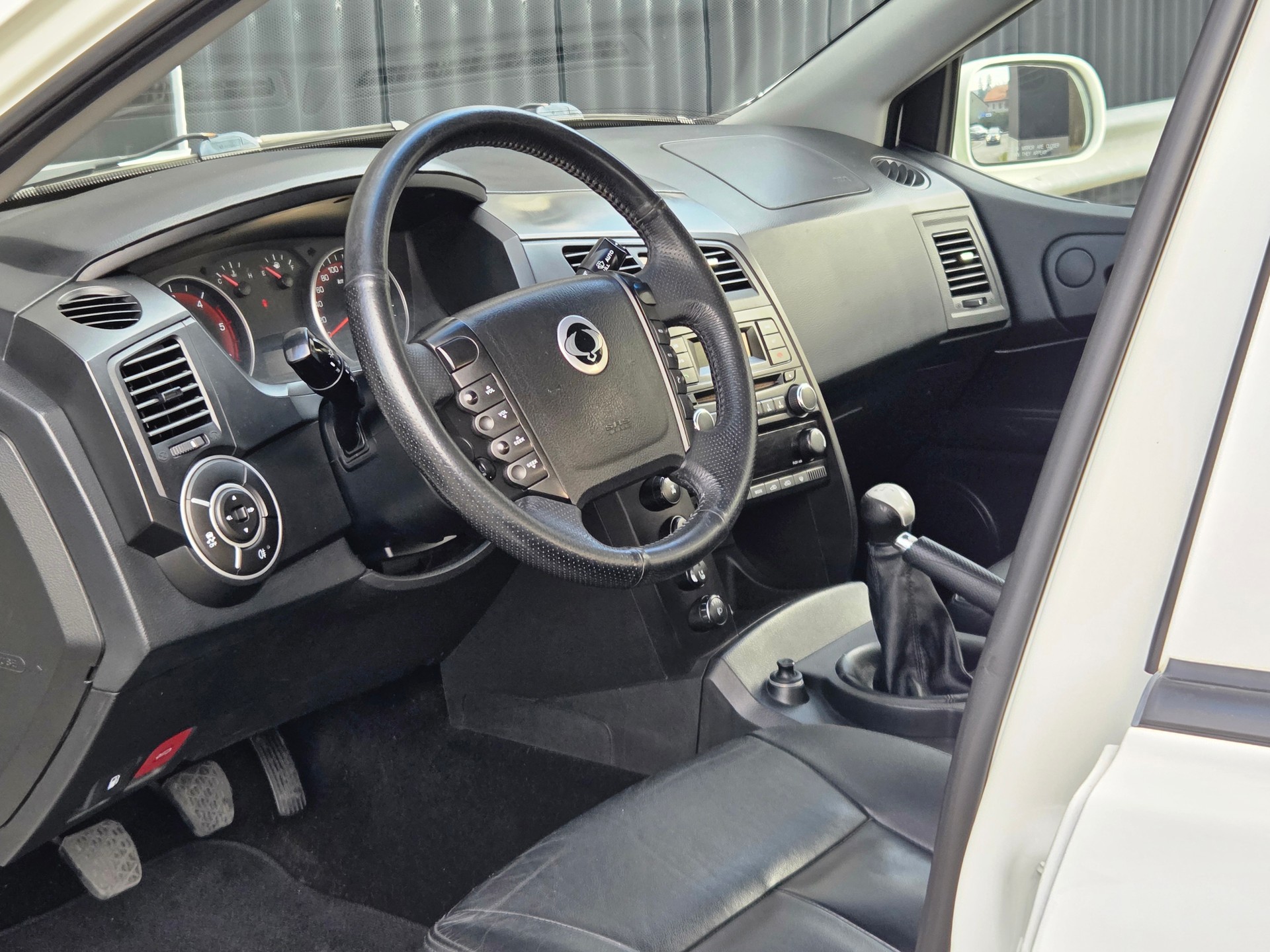 KGM-SsangYong Actyon Sports FR 2.0 Quartz 4WD - excellent état - crochet d'attelage - hard-top - carnet de services - expertisée 02.26.-image-9