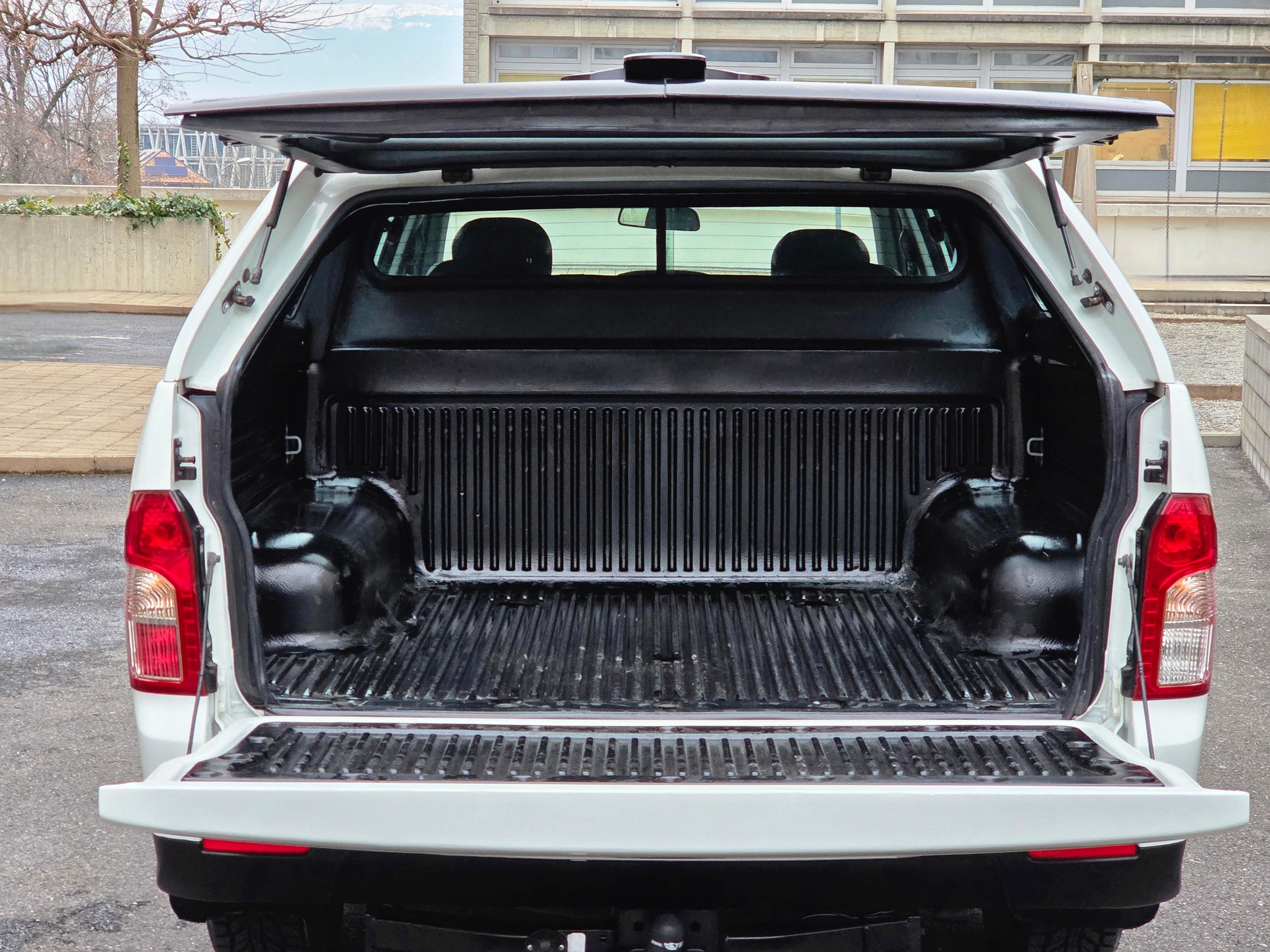KGM-SsangYong Actyon Sports FR 2.0 Quartz 4WD - excellent état - crochet d'attelage - hard-top - carnet de services - expertisée 02.26.-image-8