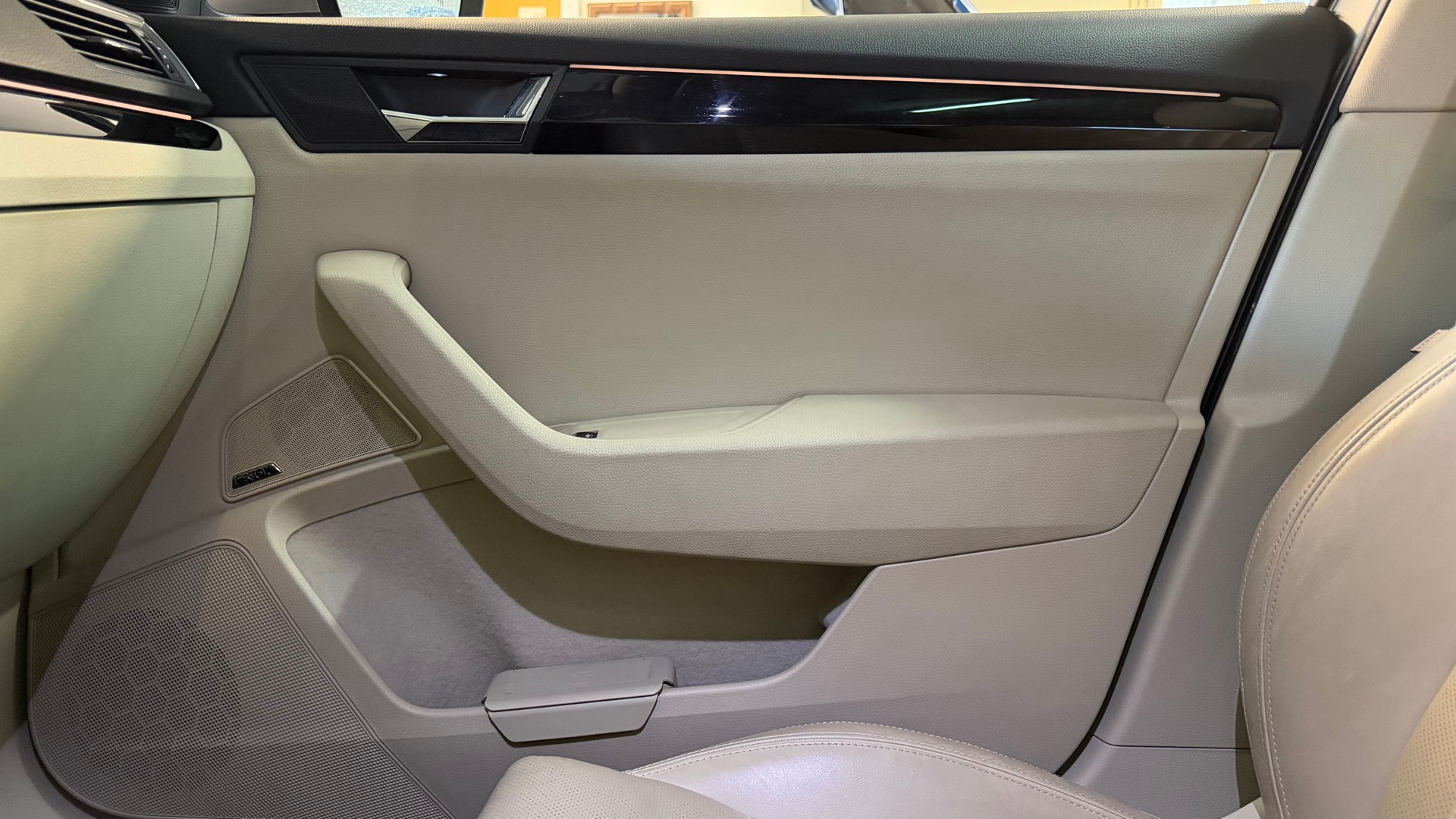 SKODA Superb Combi 2.0 TDi L&K 4x4 DSG-image-11