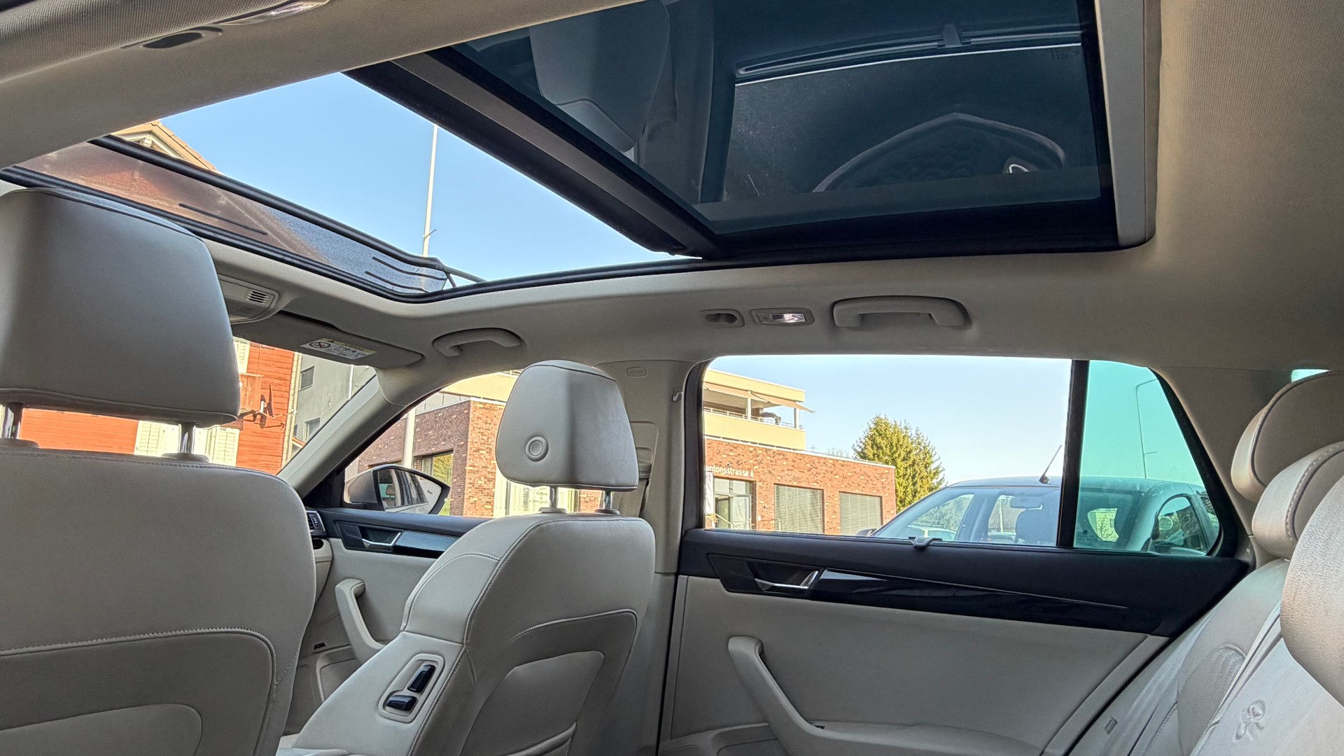 SKODA Superb Combi 2.0 TDi L&K 4x4 DSG-image-17