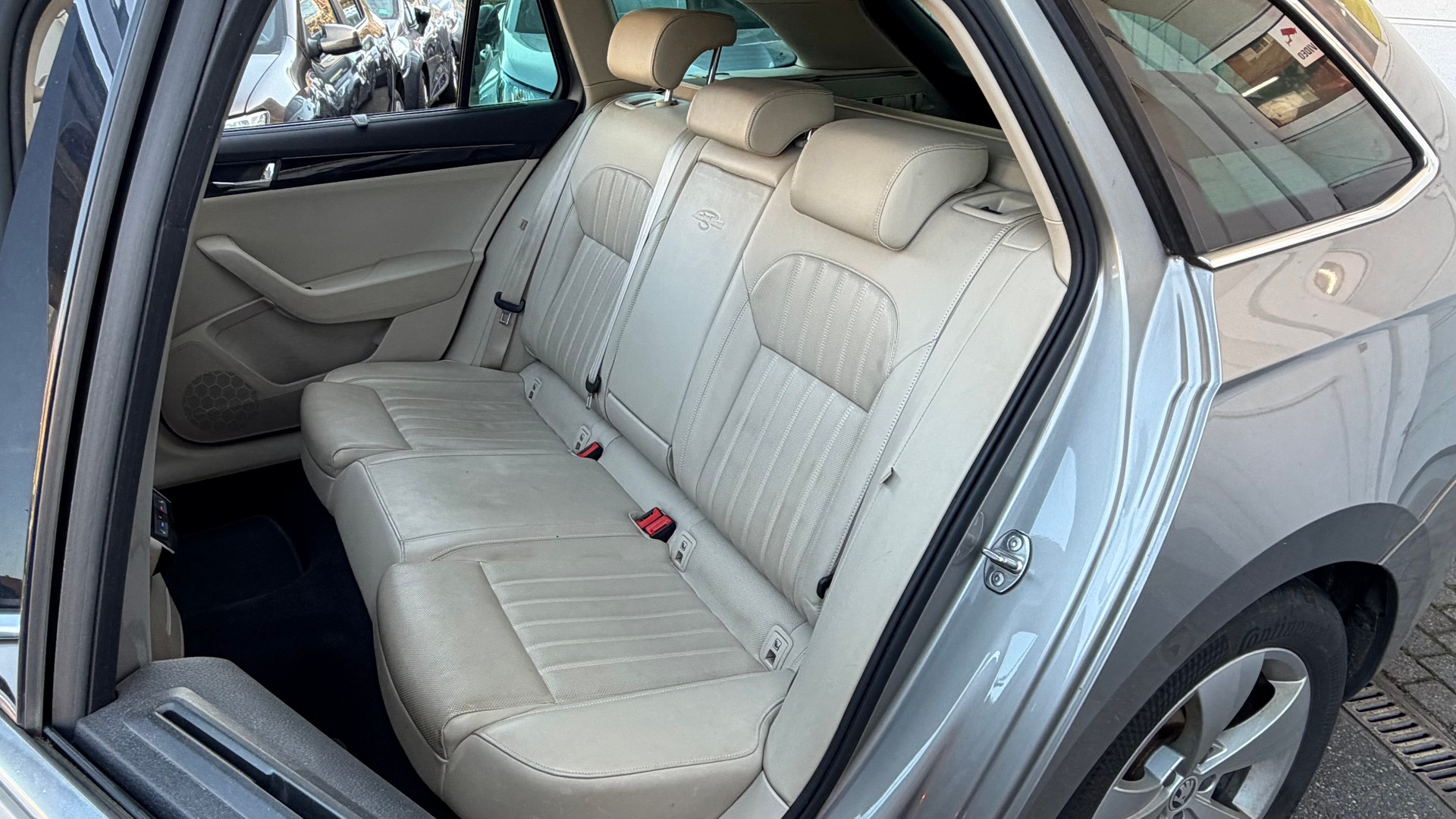 SKODA Superb Combi 2.0 TDi L&K 4x4 DSG-image-18