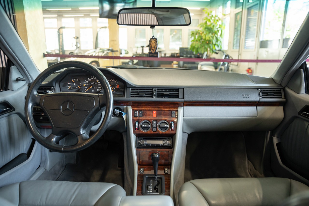 MERCEDES-BENZ 300 CE-image-11