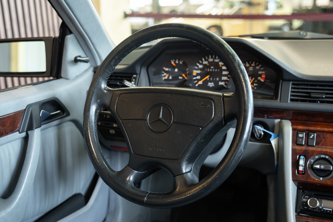 MERCEDES-BENZ 300 CE-image-22