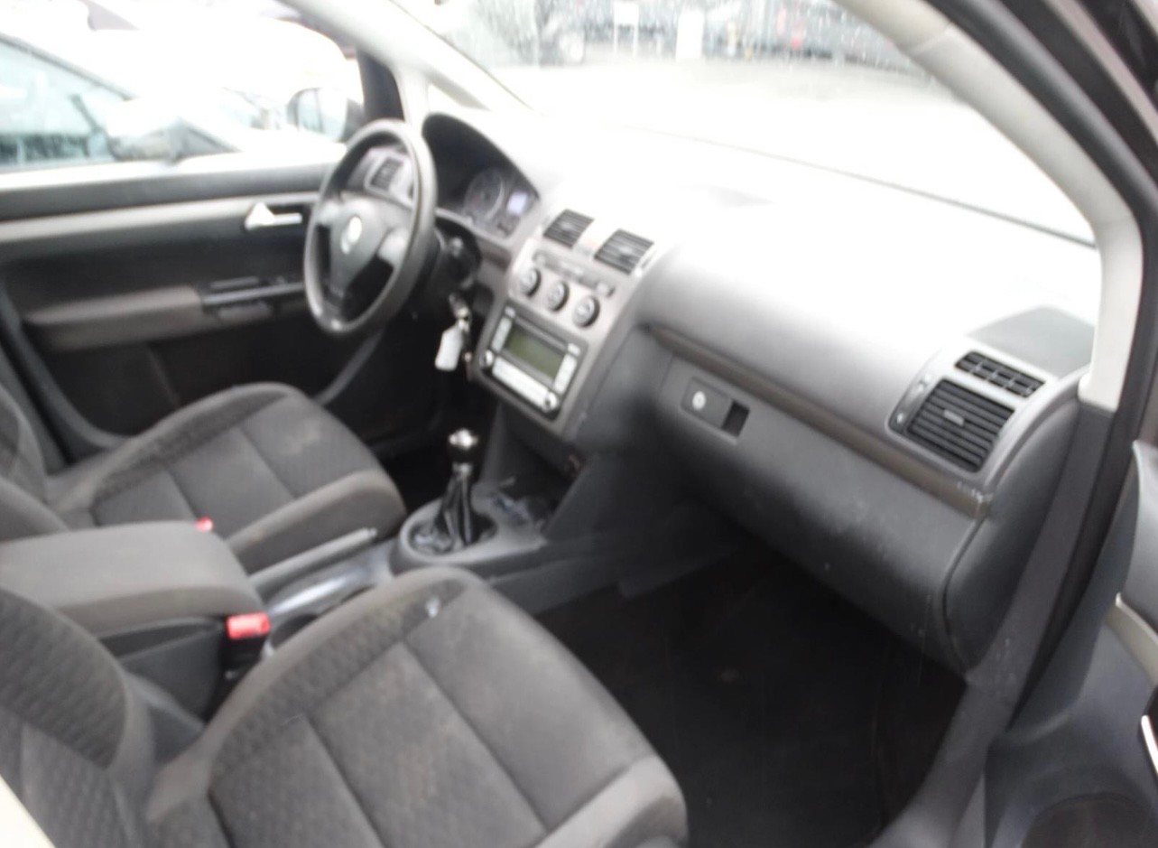 VW Touran 2.0 TDI Trendline-image-8